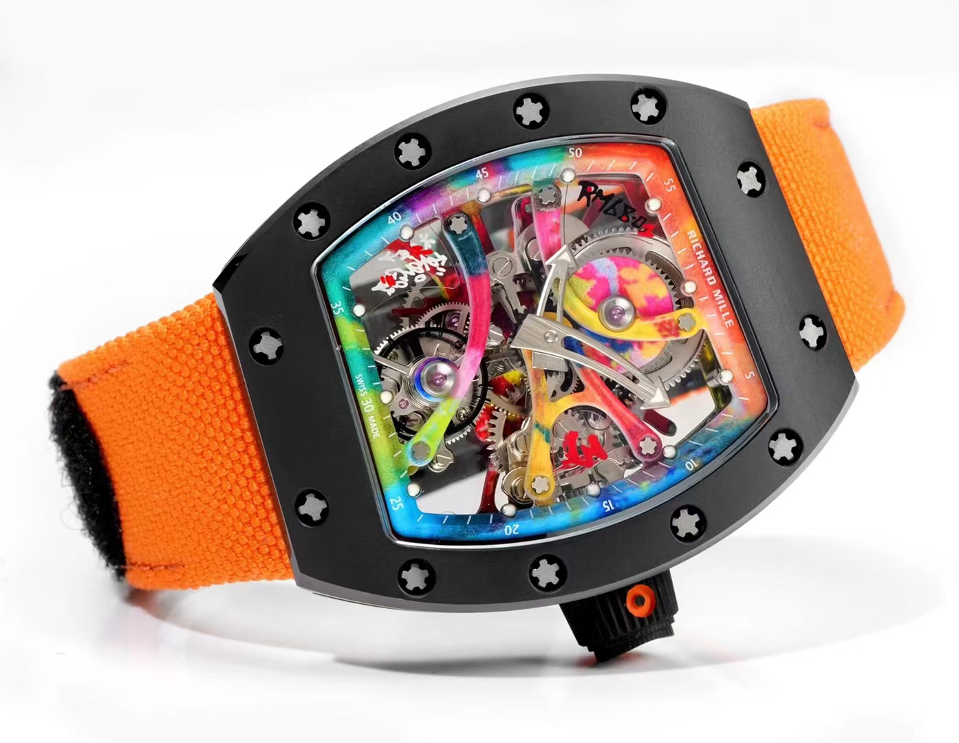 【RICHARD MILLE】“手腕上的艺术品”理查德RM68-01 涂鸦 陀飞轮 

升级  氧化锆陶瓷 面盖、底盖
          碳纤维 中壳、把头
          纤薄壳身仅 14 mm

这枚推出的陀飞轮腕表新作，邀请巴西涂鸦艺术家 Cyril Kongo合作完成，机芯桥板模仿街头涂鸦的笔触，呈各异的角度和造型，机芯零件上可以看到明快的底色和涂鸦符号，巧妙融合了机械与视觉之美。

该表在酒桶形表壳的基础上微微变形，整枚表壳由5级钛金属制作，搭配「NTPT」碳纤维表环和黑色陶瓷表圈。两枚箭头指针呈自然流畅的弧形轮廓，陀飞轮架构位于表盘6点位置。 

为了在精细的机芯零件上进行涂鸦，Cyril Kongo对作画工具和颜料进行一年多的实验—使用特殊的喷枪，每次仅喷出一滴极小的液滴，严格控制颜料的重量，避免影响机芯的平衡与运作；特殊的颜料能够完美依附于钛合金的零件表面，且不受拆装影响，永不褪色。

搭载 RM 陀飞轮机芯，摆频28800vph，动力存储为48小时。透过蓝宝石水晶表背可以看到机芯底板的图案，同样描绘有鲜亮的涂鸦色彩—一由中央向四周辐射，模仿了颜料泼向墙面的视觉效果。