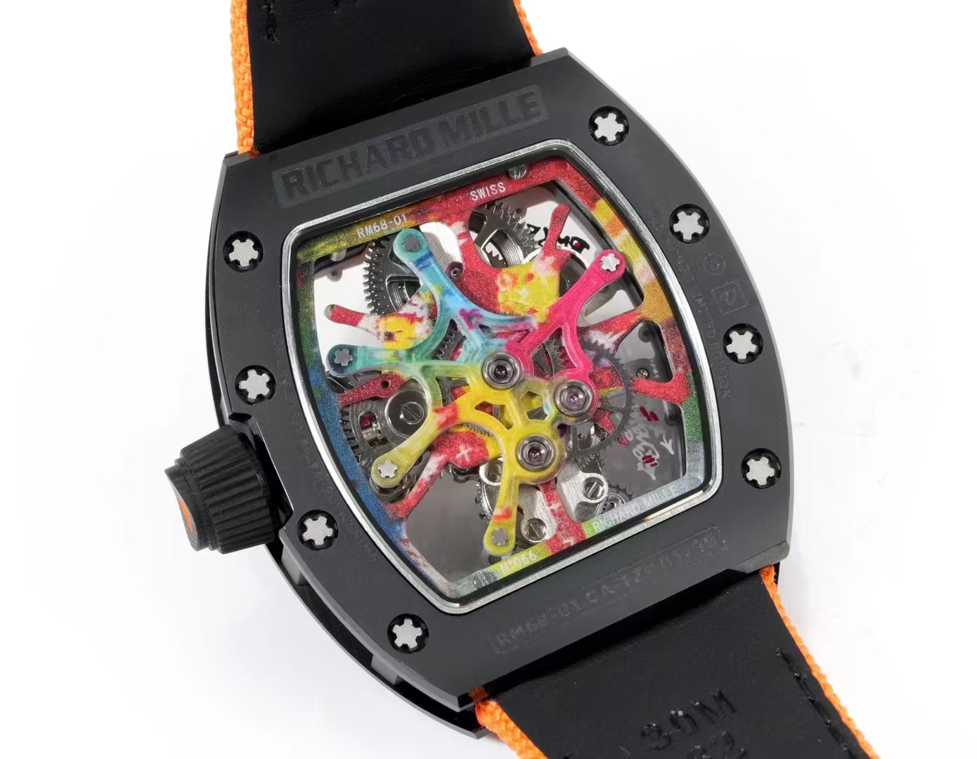 【RICHARD MILLE】“手腕上的艺术品”理查德RM68-01 涂鸦 陀飞轮 

升级  氧化锆陶瓷 面盖、底盖
          碳纤维 中壳、把头
          纤薄壳身仅 14 mm

这枚推出的陀飞轮腕表新作，邀请巴西涂鸦艺术家 Cyril Kongo合作完成，机芯桥板模仿街头涂鸦的笔触，呈各异的角度和造型，机芯零件上可以看到明快的底色和涂鸦符号，巧妙融合了机械与视觉之美。

该表在酒桶形表壳的基础上微微变形，整枚表壳由5级钛金属制作，搭配「NTPT」碳纤维表环和黑色陶瓷表圈。两枚箭头指针呈自然流畅的弧形轮廓，陀飞轮架构位于表盘6点位置。 

为了在精细的机芯零件上进行涂鸦，Cyril Kongo对作画工具和颜料进行一年多的实验—使用特殊的喷枪，每次仅喷出一滴极小的液滴，严格控制颜料的重量，避免影响机芯的平衡与运作；特殊的颜料能够完美依附于钛合金的零件表面，且不受拆装影响，永不褪色。

搭载 RM 陀飞轮机芯，摆频28800vph，动力存储为48小时。透过蓝宝石水晶表背可以看到机芯底板的图案，同样描绘有鲜亮的涂鸦色彩—一由中央向四周辐射，模仿了颜料泼向墙面的视觉效果。