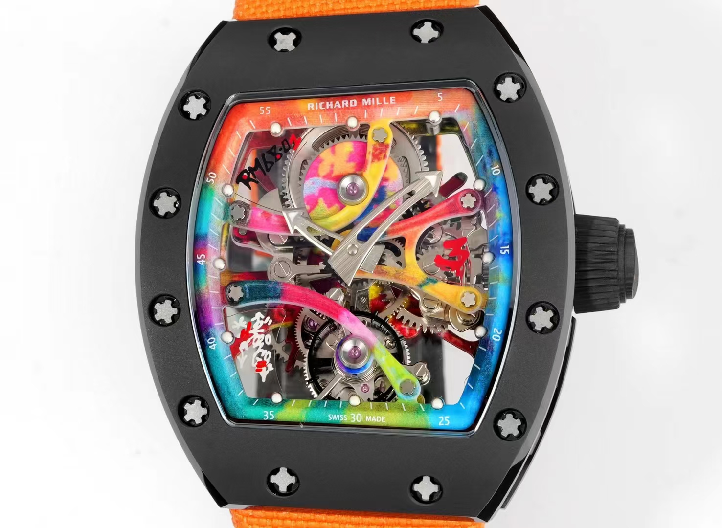 【RICHARD MILLE】“手腕上的艺术品”理查德RM68-01 涂鸦 陀飞轮 

升级  氧化锆陶瓷 面盖、底盖
          碳纤维 中壳、把头
          纤薄壳身仅 14 mm

这枚推出的陀飞轮腕表新作，邀请巴西涂鸦艺术家 Cyril Kongo合作完成，机芯桥板模仿街头涂鸦的笔触，呈各异的角度和造型，机芯零件上可以看到明快的底色和涂鸦符号，巧妙融合了机械与视觉之美。

该表在酒桶形表壳的基础上微微变形，整枚表壳由5级钛金属制作，搭配「NTPT」碳纤维表环和黑色陶瓷表圈。两枚箭头指针呈自然流畅的弧形轮廓，陀飞轮架构位于表盘6点位置。 

为了在精细的机芯零件上进行涂鸦，Cyril Kongo对作画工具和颜料进行一年多的实验—使用特殊的喷枪，每次仅喷出一滴极小的液滴，严格控制颜料的重量，避免影响机芯的平衡与运作；特殊的颜料能够完美依附于钛合金的零件表面，且不受拆装影响，永不褪色。

搭载 RM 陀飞轮机芯，摆频28800vph，动力存储为48小时。透过蓝宝石水晶表背可以看到机芯底板的图案，同样描绘有鲜亮的涂鸦色彩—一由中央向四周辐射，模仿了颜料泼向墙面的视觉效果。