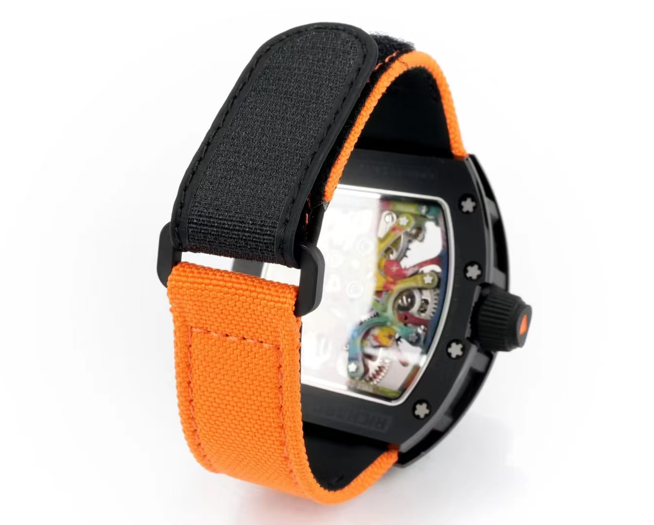 【RICHARD MILLE】“手腕上的艺术品”理查德RM68-01 涂鸦 陀飞轮 

升级  氧化锆陶瓷 面盖、底盖
          碳纤维 中壳、把头
          纤薄壳身仅 14 mm

这枚推出的陀飞轮腕表新作，邀请巴西涂鸦艺术家 Cyril Kongo合作完成，机芯桥板模仿街头涂鸦的笔触，呈各异的角度和造型，机芯零件上可以看到明快的底色和涂鸦符号，巧妙融合了机械与视觉之美。

该表在酒桶形表壳的基础上微微变形，整枚表壳由5级钛金属制作，搭配「NTPT」碳纤维表环和黑色陶瓷表圈。两枚箭头指针呈自然流畅的弧形轮廓，陀飞轮架构位于表盘6点位置。 

为了在精细的机芯零件上进行涂鸦，Cyril Kongo对作画工具和颜料进行一年多的实验—使用特殊的喷枪，每次仅喷出一滴极小的液滴，严格控制颜料的重量，避免影响机芯的平衡与运作；特殊的颜料能够完美依附于钛合金的零件表面，且不受拆装影响，永不褪色。

搭载 RM 陀飞轮机芯，摆频28800vph，动力存储为48小时。透过蓝宝石水晶表背可以看到机芯底板的图案，同样描绘有鲜亮的涂鸦色彩—一由中央向四周辐射，模仿了颜料泼向墙面的视觉效果。