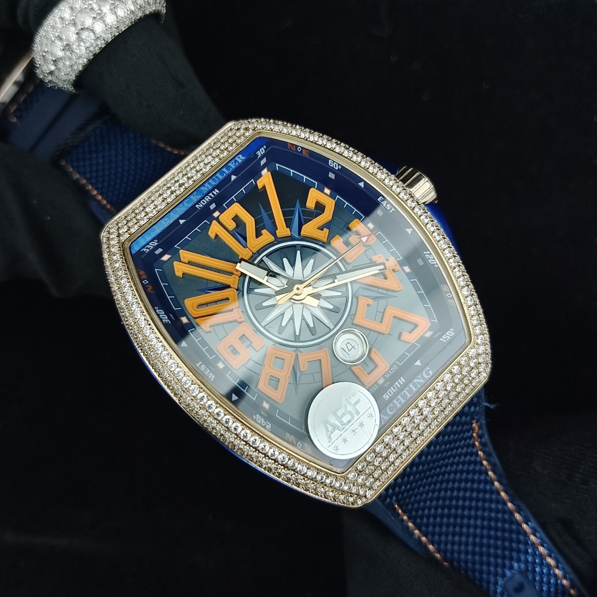 NO:896054,Perfect details ABF Highest quality New arrival Franck Muller FM Vanguard Yachting V45 yacht series 44x54 mm1. Original mold opening of the case, especially the sandwich structure case. The blue side grooves and the protruding blue lugs at the head position make the production process of the case more difficult. Then it took more than 10 months to go through many first editions and proofreading, and finally successfully developed and produced it. It is entirely made of 316 stainless steel instead of low-cost plastic molds in the market. 2. This version of the V45 blue yacht lettering and real franc digits are all made of the original 11-height digital concave edge franc baked real digits. The cost is high, the production is complicated, and the yield rate is low. There is a magnifying glass gasket layer on the lower layer of the lettering. The calendar window also uses a sapphire magnifying glass. It always maintains the requirement of being interchangeable with the original and strives for excellence. 3. Uses ultra-large arc, ultra-high-definition light-transmitting sapphire crystal glass, made of a single piece of 40*50mm sapphire material with a thickness of more than 15mm. Carefully ground according to the curvature of the case, with a high scrap rate and a very low yield. 4. The diamond-set clasp adopts the original mold and the same diamond-set pin buckle as the original V45 Gypsophila. It is more convenient to wear and restores the original version to the maximum extent. The bare case version uses a folding snap buckle consistent with the original version. 5. The bent hands fit the lettering and are matched with the high-frequency amplitude 28800 ETA2824 movement. It has accurate travel time and stable quality. Curved case design that fits snugly on the wrist 6. Upgraded version of the steel-head calendar high-grade rubber strap, which is softer and more comfortable. The only version on the market that can be used for the strap of the original watch. V45 Blue Yacht. Welcome for your appreciation.,,franck muller19860909完美细节 ABF 最高品质 新款到货 Franck Muller 法兰克穆勒 FM Vanguard Yachting V45遊艇系列 44x54 mm1.表壳原版开模 特别是三明治结构表壳 中间内侧 蓝色的侧槽和把头位置凸出来的蓝色耳位 更是使表壳的制作过程更加困难 然后历时10个多月经过多次初版校对 终于研发制作成功 完全采用316精钢制作 而非市场低成本的塑胶模具 2.本版本V45蓝色游艇字面 真法郎字丁 都是采用原装11高度的数字凹边内法郎烤真丁 成本高 制作复杂 良品率低 字面下层有放大镜垫片层 日历窗也是采用蓝宝石放大镜 始终保持与原装可以通用的要求 精益求精 3.采用超大弧度 超高清透光的蓝宝石水晶玻璃 由一整块40*50mm 厚度超过15mm的蓝宝石原料 根据表壳弧度精心细磨 报废率高 成品率极低 4. 镶钻版表扣采用原版开模 与原装V45满天星一致的镶钻针扣表扣 更加方便佩戴 最大限度还原原版 光壳版 采用的是折叠按扣 与原版搭配一致 5. 压弯表针与字面贴合 搭配高频率振幅 28800的ETA2824机芯 走时精准 质量稳定 紧贴手腕的弧形表壳设计 6.升级版钢头历高级橡胶表带 更加柔软舒适 市场唯一版本 可以用于原装表的表带 V45蓝色游艇 欢迎您的品鉴.,,franck muller,Watch