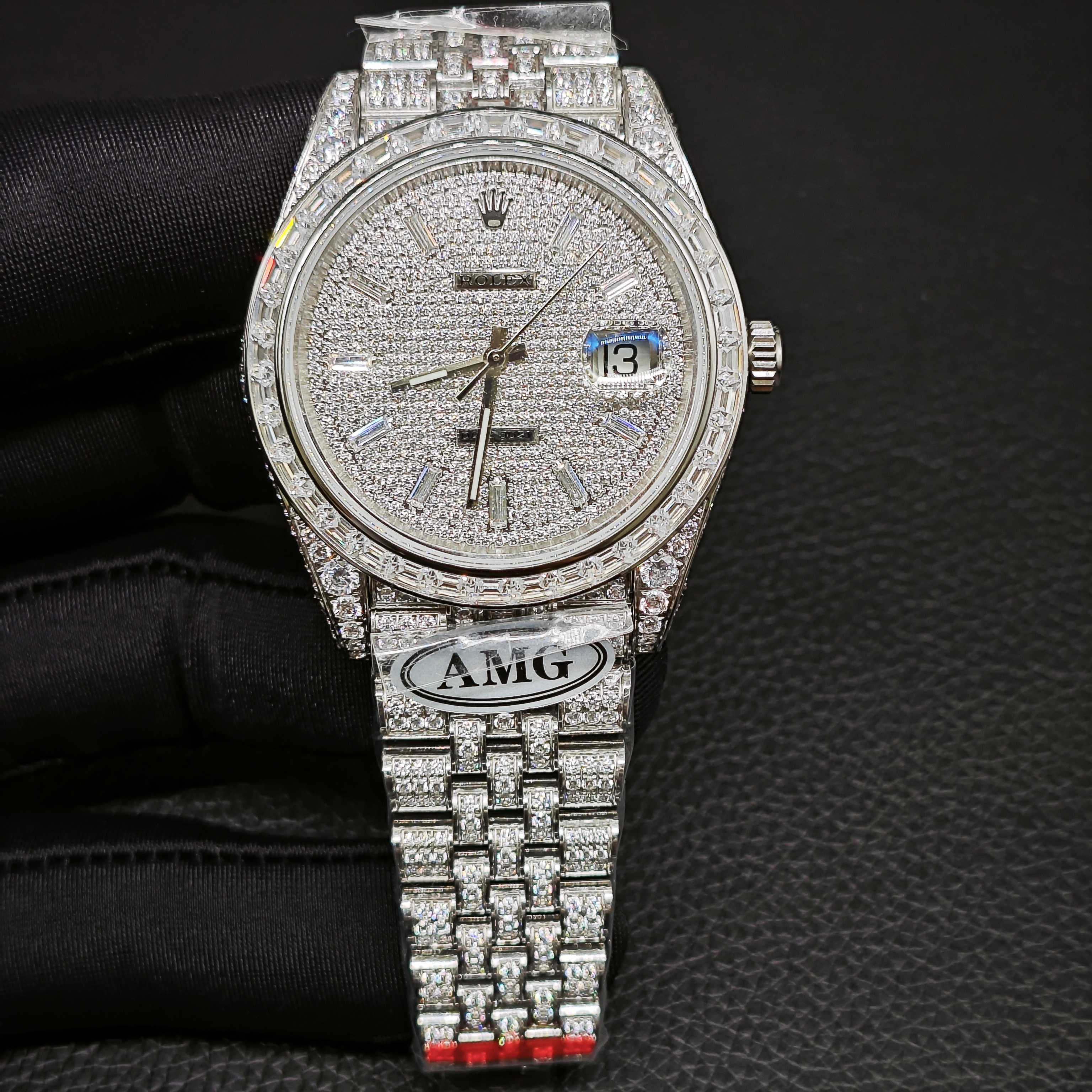 NO:687684,AMG has perfectly restored the most noble Gypsophila watch in history, the Rolex Datejust, to satisfy your obsessive-compulsive demand for size. The diamond-filled customized version shines brightly. It is the ultimate luxurious work of art on your wrist. The entire watch is inlaid with round diamonds and square diamonds with Swarovski diamonds.  The most advanced CNC inlaid case is used, and the strap achieves the exclusive and densest all-edge inlay. This process is comparable to manual inlay, and the square diamonds use a forced inlay process, which is also comparable to manual inlay. It is carefully crafted to present the ultimate perfect full-diamond watch; [Case] The watch size is 41mm. It is made of Germany's latest top-grade 904L Oystersteel. The bezel, case, and bracelet are densely inlaid with the top Swarovski diamonds. Try to restore the authenticity.  It is an extremely luxurious and invincible texture. [Watch strap] Made of the latest 904L Oyster steel, the Oyster strap was launched at the end of the 1990s. It is composed of three rows of wide, flat links. It is extremely strong. The whole bracelet is also neatly and meticulously studded with diamonds.  , the effect is radiant. [Movement] adopts the new 2824 fully automatic movement, the performance is extremely stable. [Mirror] sapphire mirror. Super inlay technology, the literal color is more delicate, creating a visual effect consistent with the genuine product!  It fits most people's wrists, and everyone is tempted by the classic size and its unique green color. It adopts a classic three-hand design, with three-dimensional time scales, and a one-way rotating outer ring. The 3 o'clock position is a calendar window display, and the foam mirror above has a magnifying and convex effect. The 12 o'clock position is a three-dimensional triangular time scale, and 'ROLEX' and the classic crown logo are printed below it. The fusion of classics and luxury, the crystallization of inheritance and innovation. It is shocking to get started, AMG is for watch lovers to appreciate.  Produced by HX,,swarovski,rolex19860909AMG完美还原史上最尊贵的满天星腕表 劳力士Rolex 日志型,满足你对尺寸的强迫症需求,满钻定制版闪耀来袭,手腕上的极致奢美艺术品,整只腕表圆型钻,方型钻采用施华洛世奇钻进行镶嵌, 采用最先进CNC镶嵌表壳,表带实现独家最密集的全无边镶嵌,此工艺可与媲美手工镶嵌,方形钻更是采用逼镶工艺,同样可与媲美手工镶嵌,精心打造精品只为呈现极致完美的满钻腕表；【表壳】腕表尺寸41mm.采用德国最新顶级904L蚝式钢所制.表圈,表壳,表链都密集镶满最顶级的施华洛世奇美钻.尽量还原正品奢华至极的无敌质感.【表带】采用最新904L蚝式钢打造,蚝式表带于年代末推出,由三排宽大、平整的链节组成,极其坚固,表链全身也整齐缜密的镶满美钻,效果光华四射.【机芯】采用全新2824全自动机芯,性能极为稳定.【镜面】蓝宝石镜面.超强镶嵌工艺字面,字面颜色更细腻做出了与正品一致的视觉效果！ 符合大部分人的手腕,所有都被经典的尺寸和它独特的翠绿所诱惑.采用经典大三针设计,搭配立体时标,单向旋转外圈,其中3点钟位置为日历窗显示,上面的泡沫镜有放大凸透的效果.12点钟位置为立体三角时标,其下方还印着“ROLEX”与经典皇冠标志.经典与奢华的融合,传承与创新的结晶. 上手震撼尊贵非凡、AMG供表友玩家鉴赏 HX出品,,swarovski,rolex,Watch