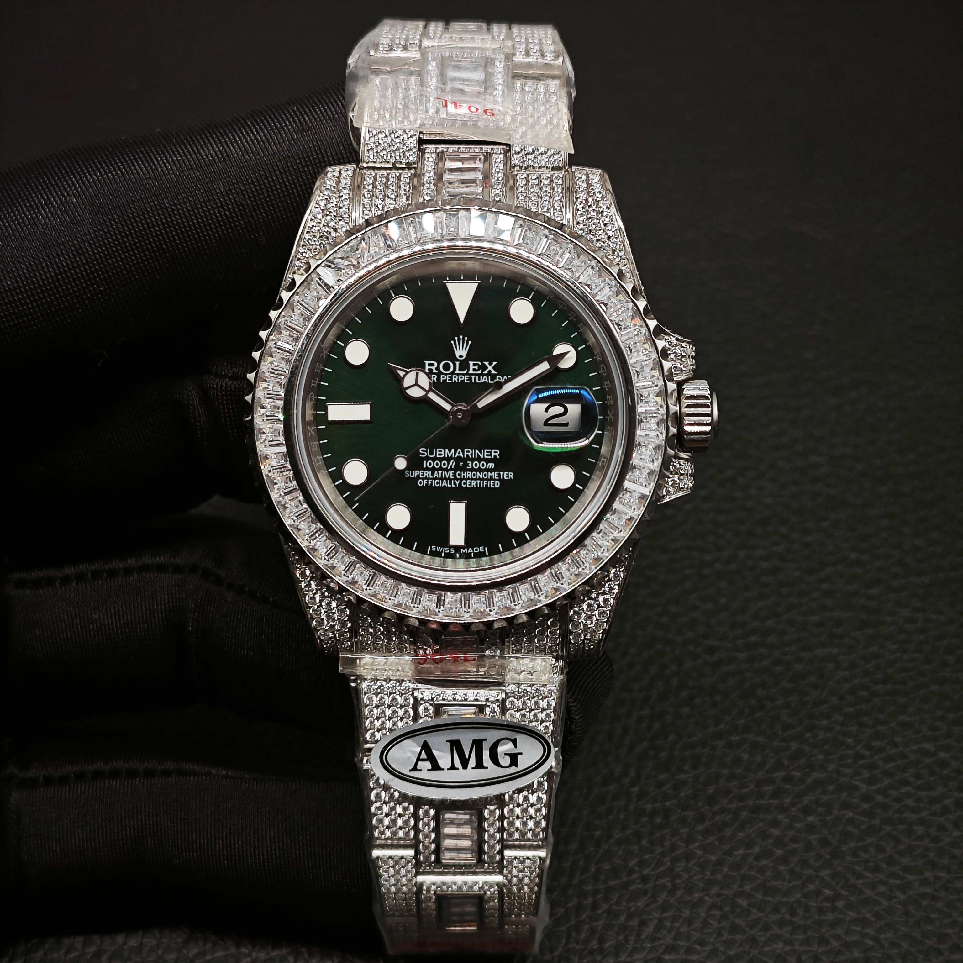 NO:689756,AMG produces the ONE Factory Rolex custom-made special model, which is extremely luxurious. AMG perfectly restores the most expensive Rolex Starry Submariner in history with pavé diamonds!  The entire watch is inlaid with Swarovski diamonds to show its exquisite beauty and enhance the wearer’s aristocratic temperament. It is the ultimate symbol of luxury status!  Wouldn’t it be great to spend less money and enjoy a high-end experience?  [Case] The size of the watch is 40mm. It is made of the latest top-grade 904L Oystersteel from Germany. The bezel, case and bracelet are densely inlaid with the top-grade Swarovski diamonds. Try to restore the incomparable texture of genuine luxury. [Strap] Made of the latest 904L Oystersteel, the Oyster strap was launched at the end of the decade and consists of three rows of wide, flat straps.  It is composed of chain links and is extremely strong. The entire bracelet is also neatly and meticulously studded with beautiful diamonds, making the effect radiant. (A pair of silicone straps are also provided.) [Movement] It adopts a new original authentic blue hairspring automatic movement, and its performance is extremely stable. [Mirror] Sapphire mirror. Super luminous words, and the color of the words is more delicate, creating a visual effect consistent with the original product!  It fits most people's wrists, and everyone is tempted by the classic size and its unique green color. It adopts a classic three-hand design, with three-dimensional time scales, and a one-way rotating outer ring. The 3 o'clock position is a calendar window display, and the foam mirror above has a magnifying and convex effect. The 12 o'clock position is a three-dimensional triangular time scale, with 'ROLEX' and the classic crown logo printed below it. The fusion of classics and luxury, the crystallization of inheritance and innovation.  It is shocking and noble to get started. AMG is for watch lovers to appreciate, and a pair of tape will be delivered when you place an order!  !  !  ,,swarovski,rolex19860909AMG出品ONE Factory 劳家定制个性特别款,她奢华至极,AMG完美还原史上最昂贵的劳力士满天星腕潜航者型密镶钻款！全表满镶嵌施华洛世奇钻石尽显精致美感,提升佩戴者的贵族气质.极致奢华身份的象征！花较少的钱,享受高大上的体验,难道不香嘛？【表壳】腕表尺寸40mm.采用德国最新顶级904L蚝式钢所制.表圈,表壳,表链都密集镶满最顶级的施华洛世奇美钻.尽量还原正品奢华至极的无敌质感.【表带】采用最新904L蚝式钢打造,蚝式表带于年代末推出,由三排宽大、平整的链节组成,极其坚固,表链全身也整齐缜密的镶满美钻,效果光华四射.（另配送硅胶表带一副）【机芯】采用全新原装正品一致蓝游丝全自动机芯,性能极为稳定.【镜面】蓝宝石镜面.超强夜光字面,字面颜色更细腻做出了与正品一致的视觉效果！ 符合大部分人的手腕,所有都被经典的尺寸和它独特的翠绿所诱惑.采用经典大三针设计,搭配立体时标,单向旋转外圈,其中3点钟位置为日历窗显示,上面的泡沫镜有放大凸透的效果.12点钟位置为立体三角时标,其下方还印着“ROLEX”与经典皇冠标志.经典与奢华的融合,传承与创新的结晶. 上手震撼尊贵非凡、AMG供表友玩家鉴赏,下单配送胶带一副！！！,,swarovski,rolex,Watch