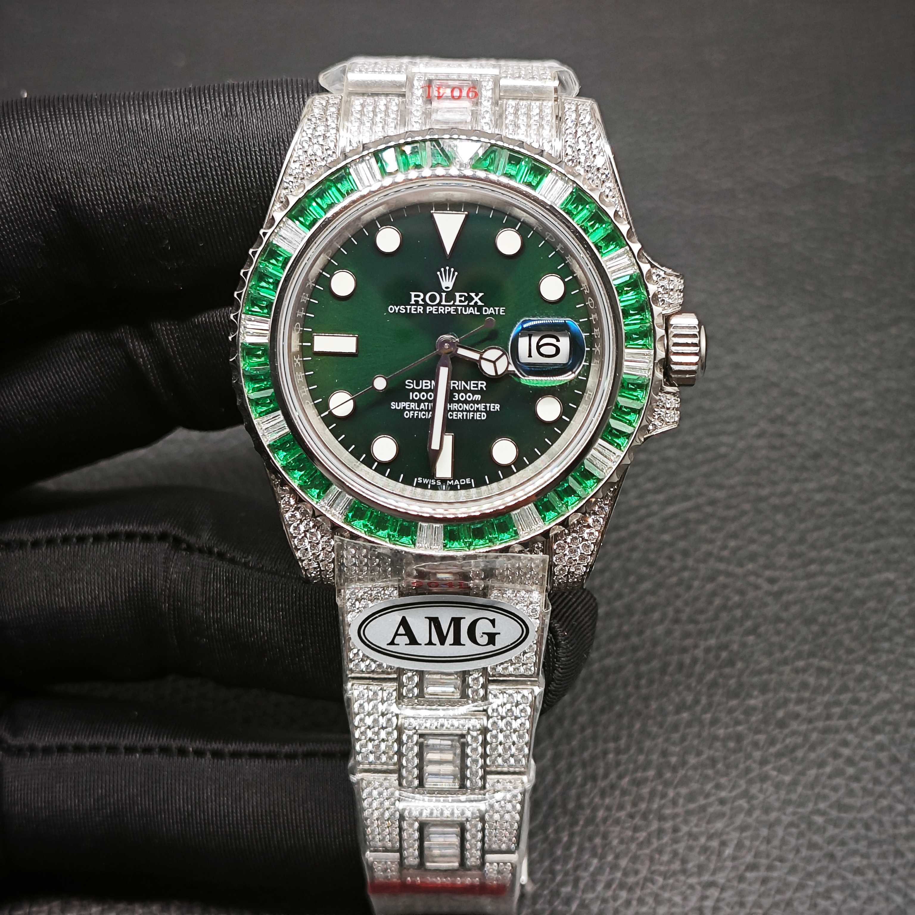 NO:687687,AMG produces the ONE Factory Rolex custom-made special model, which is extremely luxurious. AMG perfectly restores the most expensive Rolex Starry Submariner in history with pavé diamonds!  The entire watch is inlaid with Swarovski diamonds to show its exquisite beauty and enhance the wearer’s aristocratic temperament. It is the ultimate symbol of luxury status!  Wouldn’t it be great to spend less money and enjoy a high-end experience?  [Case] The size of the watch is 40mm. It is made of the latest top-grade 904L Oystersteel from Germany. The bezel, case and bracelet are densely inlaid with the top-grade Swarovski diamonds. Try to restore the incomparable texture of genuine luxury. [Strap] Made of the latest 904L Oystersteel, the Oyster strap was launched at the end of the decade and consists of three rows of wide, flat straps.  It is composed of chain links and is extremely strong. The entire bracelet is also neatly and meticulously studded with beautiful diamonds, making the effect radiant. (A pair of silicone straps are also provided.) [Movement] It adopts a new original authentic blue hairspring automatic movement, and its performance is extremely stable. [Mirror] Sapphire mirror. Super luminous words, and the color of the words is more delicate, creating a visual effect consistent with the original product!  It fits most people's wrists, and everyone is tempted by the classic size and its unique green color. It adopts a classic three-hand design, with three-dimensional time scales, and a one-way rotating outer ring. The 3 o'clock position is a calendar window display, and the foam mirror above has a magnifying and convex effect. The 12 o'clock position is a three-dimensional triangular time scale, with 'ROLEX' and the classic crown logo printed below it. The fusion of classics and luxury, the crystallization of inheritance and innovation.  It is shocking and noble to get started. AMG is for watch lovers to appreciate, and a pair of tape will be delivered when you place an order!  !  !  ,,swarovski,rolex19860909AMG出品ONE Factory 劳家定制个性特别款,她奢华至极,AMG完美还原史上最昂贵的劳力士满天星腕潜航者型密镶钻款！全表满镶嵌施华洛世奇钻石尽显精致美感,提升佩戴者的贵族气质.极致奢华身份的象征！花较少的钱,享受高大上的体验,难道不香嘛？【表壳】腕表尺寸40mm.采用德国最新顶级904L蚝式钢所制.表圈,表壳,表链都密集镶满最顶级的施华洛世奇美钻.尽量还原正品奢华至极的无敌质感.【表带】采用最新904L蚝式钢打造,蚝式表带于年代末推出,由三排宽大、平整的链节组成,极其坚固,表链全身也整齐缜密的镶满美钻,效果光华四射.（另配送硅胶表带一副）【机芯】采用全新原装正品一致蓝游丝全自动机芯,性能极为稳定.【镜面】蓝宝石镜面.超强夜光字面,字面颜色更细腻做出了与正品一致的视觉效果！ 符合大部分人的手腕,所有都被经典的尺寸和它独特的翠绿所诱惑.采用经典大三针设计,搭配立体时标,单向旋转外圈,其中3点钟位置为日历窗显示,上面的泡沫镜有放大凸透的效果.12点钟位置为立体三角时标,其下方还印着“ROLEX”与经典皇冠标志.经典与奢华的融合,传承与创新的结晶. 上手震撼尊贵非凡、AMG供表友玩家鉴赏,下单配送胶带一副！！！,,swarovski,rolex,Watch