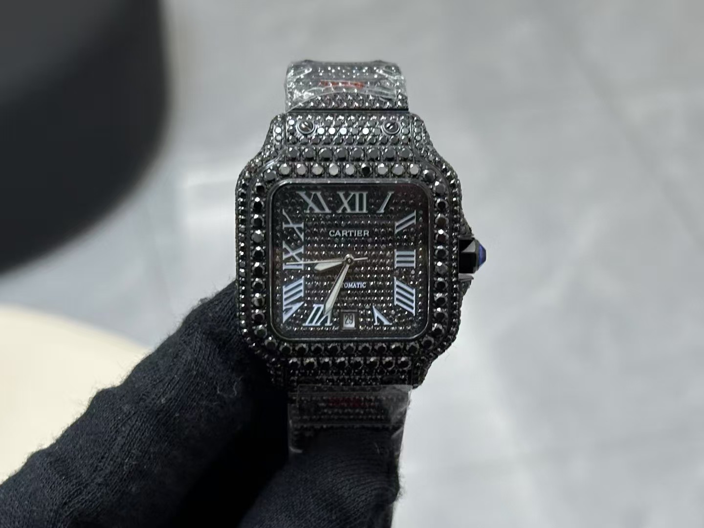 NO:944259,New factory SiC factory Cartier Classic Santos Gypsophila Black Warrior Genuine Moissanite One watch one certificate Super low price shipping. Moissanite Diamond SiC factory Every diamond in the complete list has passed the CMA test report to ensure that every diamond is a real diamond. Every watch produced by the SiC factory is equipped with a test certificate plus a number. You can place an order with confidence. One watch one certificate is guaranteed and the price/performance ratio is super high. The SiC factory is the source factory that specializes in inlaying real moissanite diamonds.  SiC factory's top D color VVS1 grade moissanite direct sales source manufacturer. SiC factory specializes in a full range of diamond-encrusted styles, focusing on real moissanite and ordinary diamonds. It focuses on cost-effectiveness. The price is ultra-low, ultra-cheap. The price is so cheap that you won't believe it. SiC factory's newly upgraded masterpiece full diamond Cartier classic Santos, D color VVS grade real moissanite  A major launch, the transparent fire is comparable to natural diamonds, the entire watch is densely inlaid, the case and strap are seamlessly inlaid with diamonds, and the natural light explodes with sparkle. Two versions are in stock with real moissanite diamonds/affordable ordinary diamond models, square Roman dial + blue steel hands, classic blue diamond crown, and the upper body is full of noble aura. It is the most luxurious appearance on the wrist when giving gifts and wearing it for yourself. It is available in seconds, SiC new factory upgrade·Full diamond Santos Cartier  D color VVS real moissanite｜High clarity and strong fire. Two versions of real moissanite/ordinary diamonds are available in stock. The watch is fully set with dense diamonds.  The entire watch, from the bezel, dial to the steel band, is paved with diamonds. Classic Roman scales + iconic sapphire crown, replica of the original neat square outline. Genuine moissanite diamonds and ordinary diamonds are available in stock. The first choice for cost-effective luxury diamond watches.,,cartier19860909新厂SiC厂 卡地亚 经典山度士 满天星 黑武士 真莫桑钻 一表一证书 超低价出货. Moissanite Diamond SiC厂全表每一颗钻石都通过CMA 检测报告 确保每一颗都是真钻石,SiC厂出的每一个表都配有检测证书一张加编号,放心下单购买 一表一证书 有保障 性价比超高 SiC厂专业镶嵌真莫桑钻的源头工厂. SiC厂顶级D色VVS1级莫桑钻直销源头厂家. SiC厂专做镶钻全系列款式 专注主打真莫桑钻 普通钻 主打性价比 价格超低 超便宜 价格便宜到你不信. SiC厂重 全新升级力作满钻卡地亚经典山度士,D色VVS级真莫桑钻 重磅上线,通透火彩媲美天然钻,全表密镶满铺,表壳表带无缝镶钻,自然光炸裂闪度.双版本现货顶配真莫桑钻款/平价普通钻款任选,方正罗马表盘+蓝钢指针,经典蓝钻表冠,上身显贵气场拉满.送礼自戴都是腕间顶奢门面,现货秒发,SiC新厂升级·满钻山度士卡地亚 D色VVS真莫桑｜高净度强火彩 真莫桑钻/普通钻两个版本现货齐全,全表满镶密钻,方盘经典百搭,男女通戴 实物闪度实拍如图,下单即发.腕间璀璨奢享｜SiC升级满钻山度士,甄选D色VVS级真莫桑钻石,高透无杂,折射璀璨彩光 整表从表圈、表盘到钢带通体密镶满钻 经典罗马刻度+标志性蓝宝表冠,复刻原版利落方形轮廓 分真莫桑钻、普通钻两款现货,性价比奢钻腕表首选.,,cartier,Watch