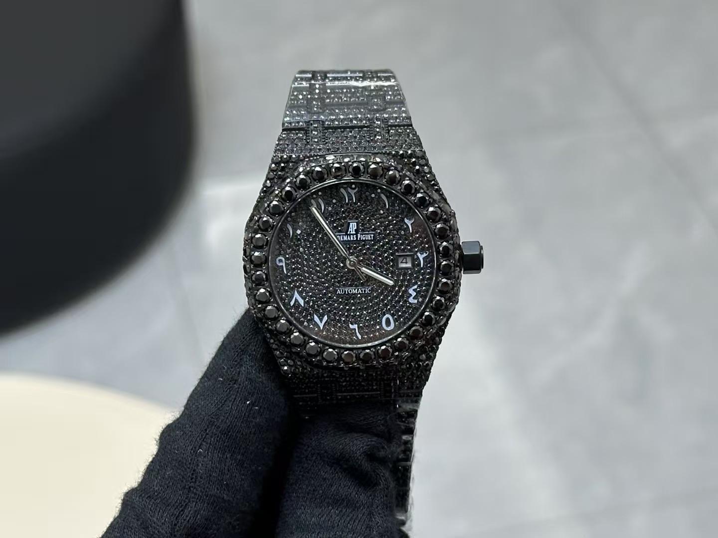 NO:944250,New factory SiC factory A Audemars Piguet Gypsophila Black Warrior real moissanite diamond, one watch, one certificate, shipped at ultra-low price. Every diamond in the entire watch of Moissanite Diamond SiC factory has passed the CMA test report to ensure that every diamond is a real diamond. Every watch produced by the SiC factory is equipped with a test certificate plus a number, so you can place an order with confidence. One watch, one certificate, guaranteed, super cost-effective SiC factory is the source factory that specializes in inlaying real moissanite diamonds.  SiC Factory's top D color VVS1 grade moissanite direct sales source manufacturer. SiC factory specializes in a full range of diamond-encrusted styles, focusing on real moissanite and ordinary diamonds. The main focus is cost-effectiveness. The price is ultra-low, super cheap. The price is so cheap that you won't believe it. SiC factory heavyweight, newly upgraded masterpiece full of diamonds Audemars Piguet D color VVS grade real moissanite  A big launch, the transparent fire is comparable to natural diamonds, the entire watch is paved with diamonds, the case and strap are seamlessly inlaid with diamonds, and the natural light explodes with sparkle. Two versions are in stock with real moissanite diamonds/affordable ordinary diamond models, square Roman dial + blue steel hands, classic blue diamond crown, the upper body is full of nobility and aura. It is the most luxurious appearance on the wrist when giving gifts and wearing it for yourself, available in seconds, SiC new factory upgrade·full of diamonds Audemars Piguet  D color VVS real moissanite｜High clarity and strong fire. Two versions of real moissanite/ordinary diamonds are available in stock. The watch is fully set with dense diamonds.  The entire watch, from the bezel, dial to the steel band, is paved with diamonds. Classic Roman scales + iconic sapphire crown, replica of the original neat square outline. Genuine moissanite diamonds and ordinary diamonds are available in stock. The first choice for cost-effective luxury diamond watches.,,audemars19860909新厂SiC厂 A爱彼 满天星黑武士真莫桑钻 一表一证书 超低价出货. Moissanite Diamond SiC厂全表每一颗钻石都通过CMA 检测报告 确保每一颗都是真钻石,SiC厂出的每一个表都配有检测证书一张加编号,放心下单购买 一表一证书 有保障 性价比超高 SiC厂专业镶嵌真莫桑钻的源头工厂. SiC厂顶级D色VVS1级莫桑钻直销源头厂家. SiC厂专做镶钻全系列款式 专注主打真莫桑钻 普通钻 主打性价比 价格超低 超便宜 价格便宜到你不信. SiC厂重 全新升级力作满钻 A爱彼 D色VVS级真莫桑钻 重磅上线,通透火彩媲美天然钻,全表密镶满铺,表壳表带无缝镶钻,自然光炸裂闪度.双版本现货顶配真莫桑钻款/平价普通钻款任选,方正罗马表盘+蓝钢指针,经典蓝钻表冠,上身显贵气场拉满.送礼自戴都是腕间顶奢门面,现货秒发,SiC新厂升级·满钻 爱彼 D色VVS真莫桑｜高净度强火彩 真莫桑钻/普通钻两个版本现货齐全,全表满镶密钻,方盘经典百搭,男女通戴 实物闪度实拍如图,下单即发.腕间璀璨奢享｜SiC升级满钻 爱彼A,甄选D色VVS级真莫桑钻石,高透无杂,折射璀璨彩光 整表从表圈、表盘到钢带通体密镶满钻 经典罗马刻度+标志性蓝宝表冠,复刻原版利落方形轮廓 分真莫桑钻、普通钻两款现货,性价比奢钻腕表首选.,,audemars,Watch