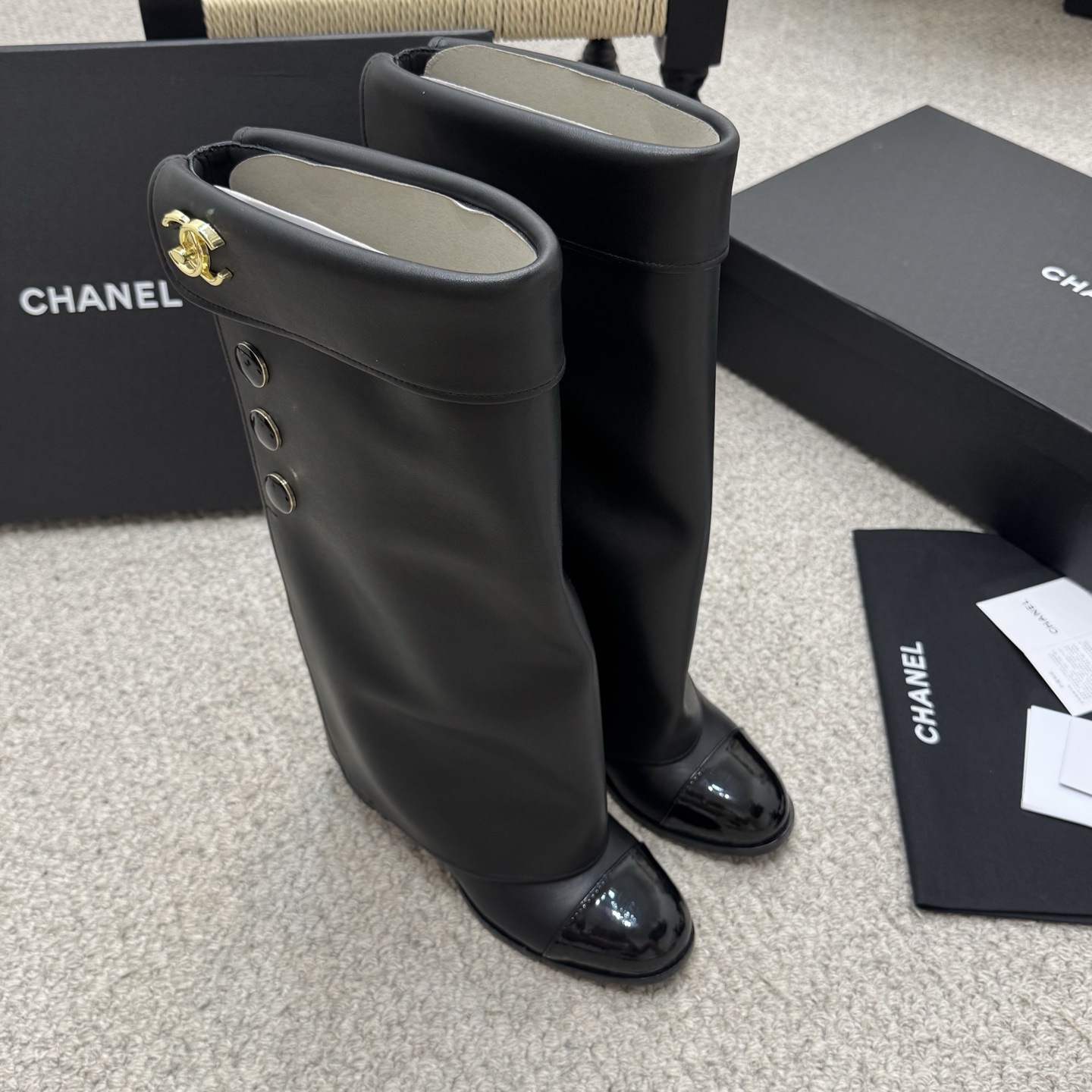 NO:612454,Popular boots Chanel Xiaoxiang 25/ The latest autumn and winter catwalk style Cavalier trouser boots. They are so beautiful. They have become very popular recently. They are really attractive. The more I look at them, the more I like them!  It’s really suitable for autumn and winter. The thick soles are super comfortable on the feet and can lengthen your legs!  !  !  It’s not just me bragging about the fact that my legs become semen when I put them on. I’m an instant supermodel and look super textured!  No matter how you match it, you can wear it with a high-end feel!  Material Original 1:1 custom-made cowhide fabric, sheepskin lining, outsole, genuine leather sole imported from Italy, heel height 5.5cm, tube height 36cm, Size 35-41 (customized at 40.41), boots, chanel, boots, cowhide, sheepskin19860909爆款靴Chanel 小香 25/ 秋冬最新 走秀款 骑士 裤管靴 美的太超过了 最近非常爆真的是很耐看越看越喜欢！真的太适合秋冬了 厚底上脚超级舒服,拉长腿型不在话下！！！穿上就变腿精绝不是我吹 瞬间超模一米八 超有质感！随意的搭配都能穿出高级感 ！ 材质原版1:1订制牛皮面料 内里羊皮内里垫 大底意大利进口真皮底 跟高5.5cm 筒高36cm Size35-41〔40.41定做〕,靴子,chanel,boots,cowhide,sheepskin,Women's Shoes