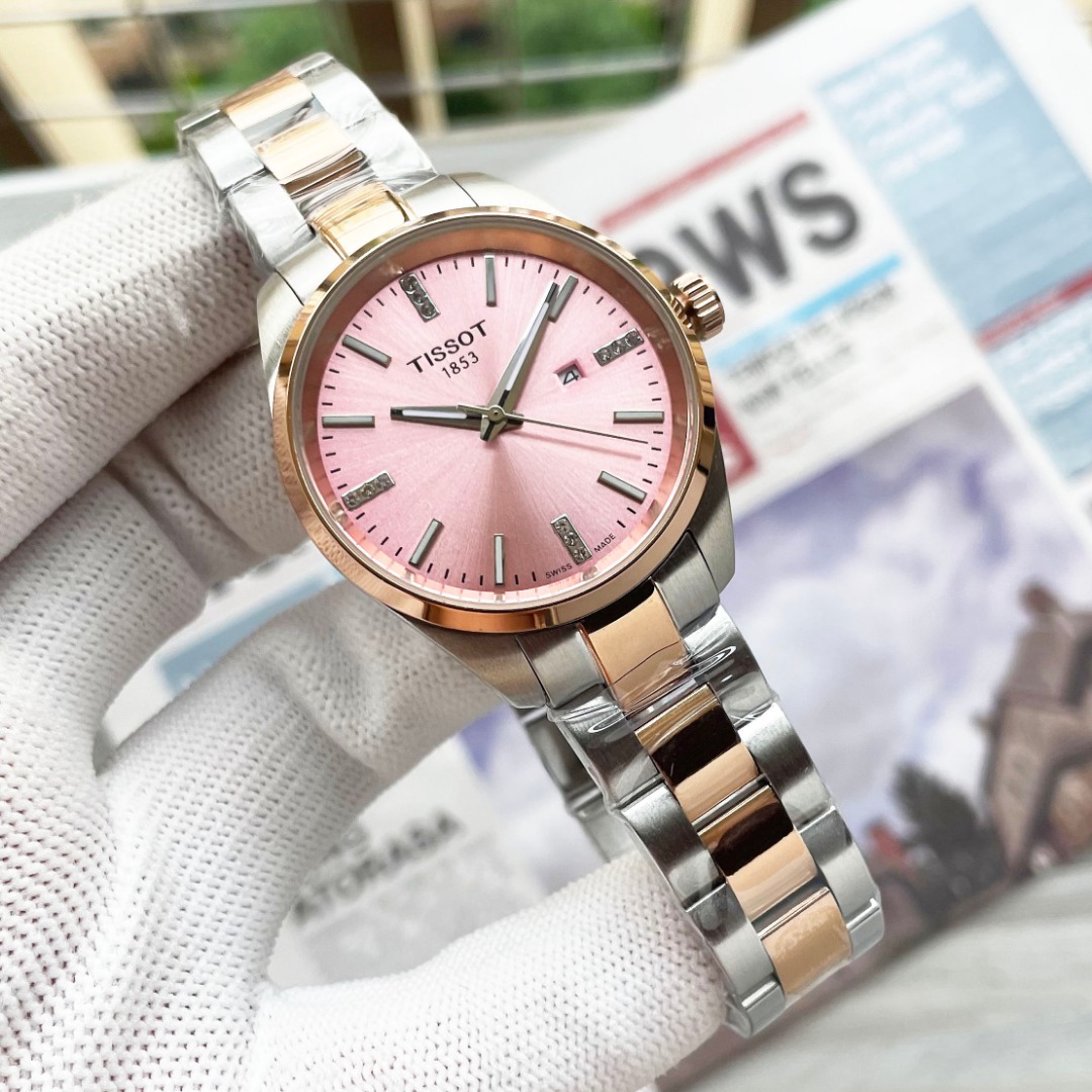NO:879095,This is the first quartz women's watch in Tissot's Pr00 series classics. This series of watches is gorgeous and dazzling, with a small and gorgeous feminine round case that shows luxury. The strap can be worn loosely as jewelry, making you shine charmingly. This watch interprets the word 'cute' and exudes irresistible charm. It is all pure steel color and fixed color, 316 steel strap, dial diameter is 34mm, I imported quartz movement, good quality, welcome to place an order!  ,,tissot19860909间枚 天梭Pr00系列经典款首发石英女表,该系列腕表绚丽夺目,以小巧华丽的女性化圆形表壳彰显华贵.表带可作为首饰宽松的进行佩戴,令您闪耀迷人光芒,该表诠释了“可爱”一词,同时散发着无法抵抗的魅力.全纯钢色定色,316钢表带,表盘直径为34mm,I进口石英机芯,好品质,欢迎下单！,,tissot,Watch
