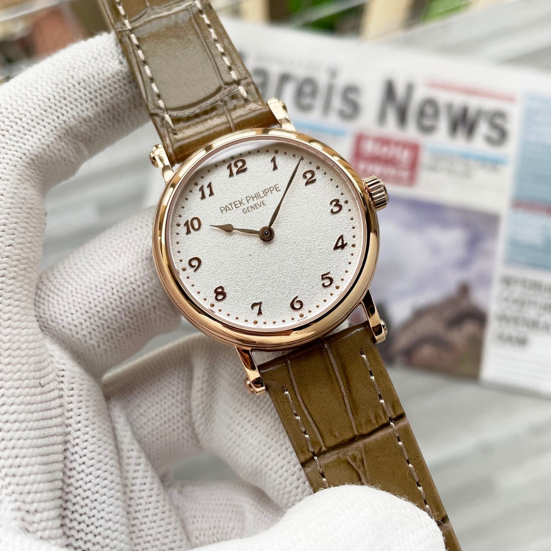 NO:879123,unify  The new Patek classic series women's model, model 7200R-001, has a dial that is consistent with the official milky white grained dial and gold three-dimensional numerals, sapphire double-bore glass, and is equipped with an ultra-thin fully automatic mechanical movement cal., ultra-thin cowhide, pin buckle style is consistent with the official, the diameter of the watch is 34.6mm, the thickness is 9.5mm, the appearance is really not inferior to Jaeger-LeCoultre and Cartier. The more you look at it, the more beautiful it becomes [wow],,cartier,jaeger-coultre,cowhide19860909统一 新款百达古典系列女款,型号7200R-001,表盘字面采用与官方一致乳白色粒纹表盘和金质立体字块,蓝宝石双卜玻璃,搭配超薄全自动机械机芯cal.,超薄款牛皮,针扣款式与官方一致,表径34.6mm,厚度9.5mm,颜值真的不输积家卡地亚呀越看越美[哇],,cartier,jaeger-lecoultre,cowhide,Watch
