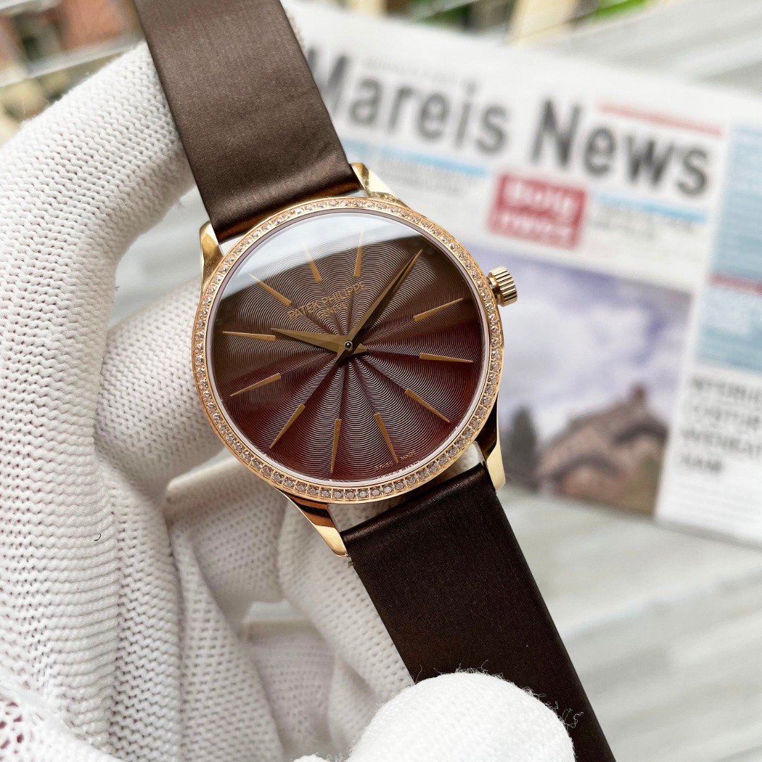 NO:879124,Unified new Patek Philippe classic women's watch series 4997/200R-001 model 1. Equipped with a fully automatic integrated cal. movement 2. The dial is decorated with embossed patterns, with coated hour markers, and faceted sword-shaped hands, which is an ultra-thin design of similar products 3. The glass is sapphire double divination glass, ultra-thin satin calfskin, with Patek Philippe pin buckle  4. The ultra-thin watch has a diameter of 35mm and a thickness of 9.5mm. It is a must-have ultra-thin women's watch for all women.,,patek philippe,cowhide19860909统一 新款百达翡丽古典女款表系列4997/200R-001型号 1.搭载全自动一体cal.机芯 2.表盘饰有压花图案,搭配涂层时标,琢面剑形指,是同类产品超薄设计 3.玻璃为蓝宝石双卜玻璃,超薄缎纹小牛皮,搭配百达翡丽针扣 4.超薄表径尺寸为35mm,厚度9.5mm,是为所有女士所必备的一款超薄女表.,,patek philippe,cowhide,Watch
