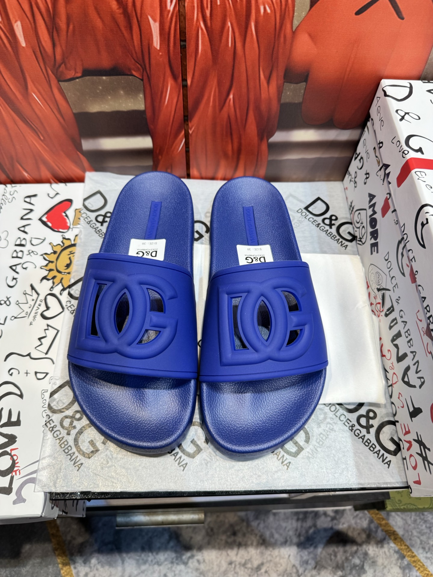 NO:830406,[Real price] D&G Dolce & Gabbana high-end slippers, upper material PVC, embossed brand logo, private molded PU outsole, perfect details, full of big-name style, casual, loose and comfortable, high-quality boutique, a must-have for your collection!  Size39-45,,Dolce&Gabbana,Dolce&Gabbana,slippers19860909【实价】D&G杜嘉班纳高端拖鞋,鞋面材质PVC,压印品牌logo,私模PU大底,细节完美,尽显大牌风范,休闲宽松舒适型,高品质精品,必入收藏款哦！ Size39-45,,Dolce&Gabbana,Dolce&Gabbana,slippers,Men's shoes
