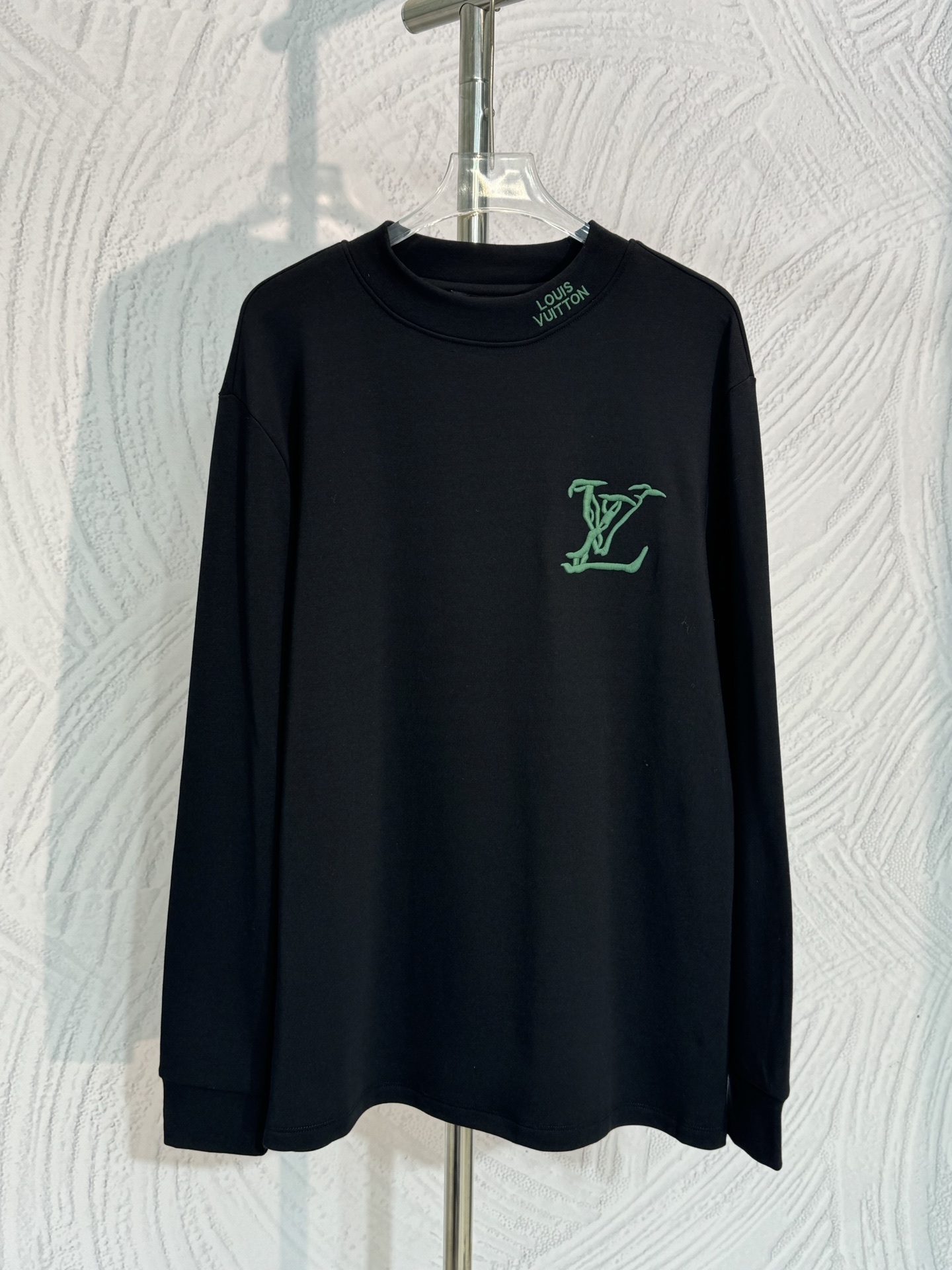 P155 Camisa de manga larga de terciopelo con cuello alto Louis Vuitton. La tela es suave. Confeccionado en tejido de al…