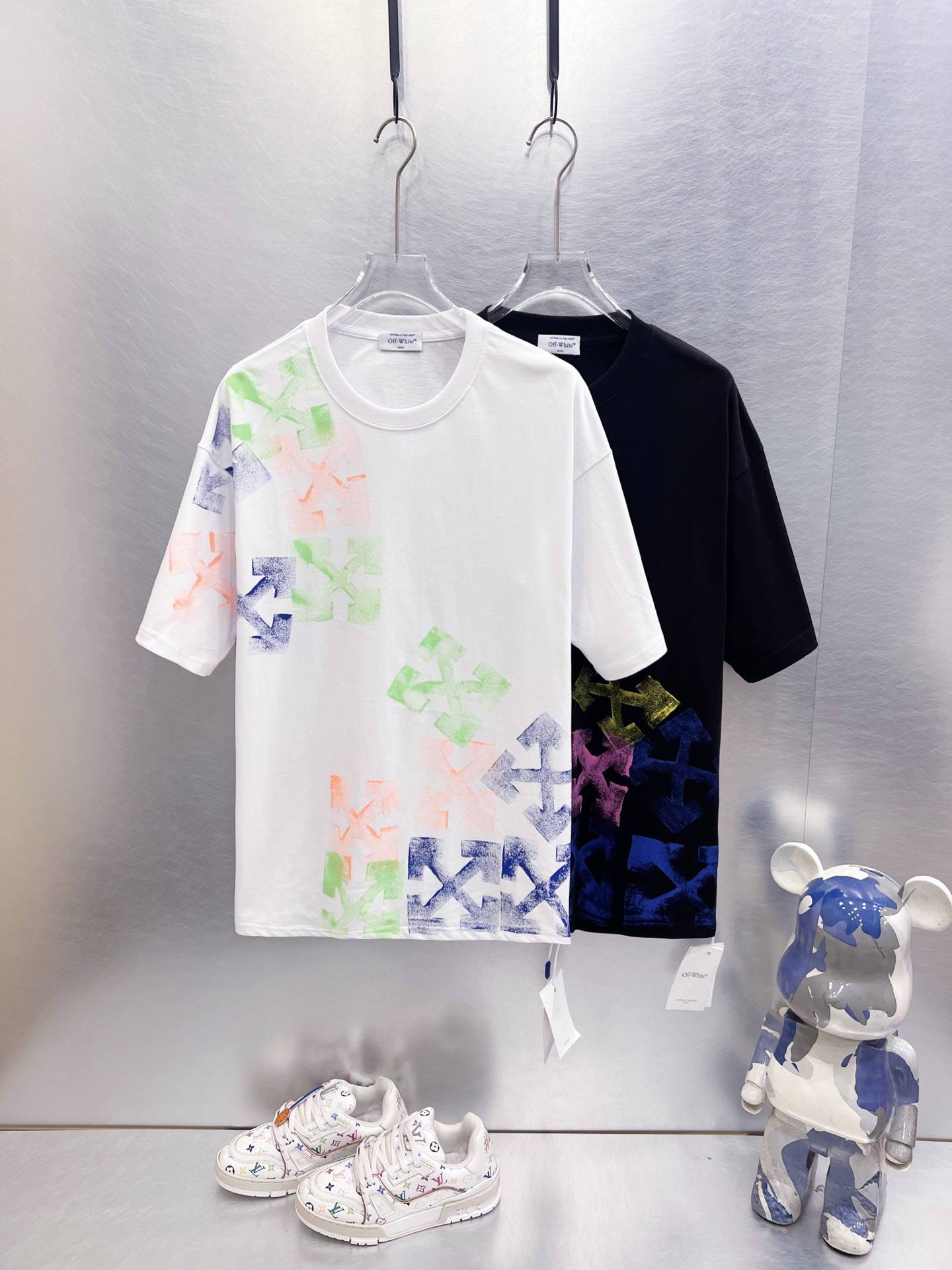 P70, estampado hecho a mano con técnica de pintura manual, colores: negro, blanco, tallas: S M L XL