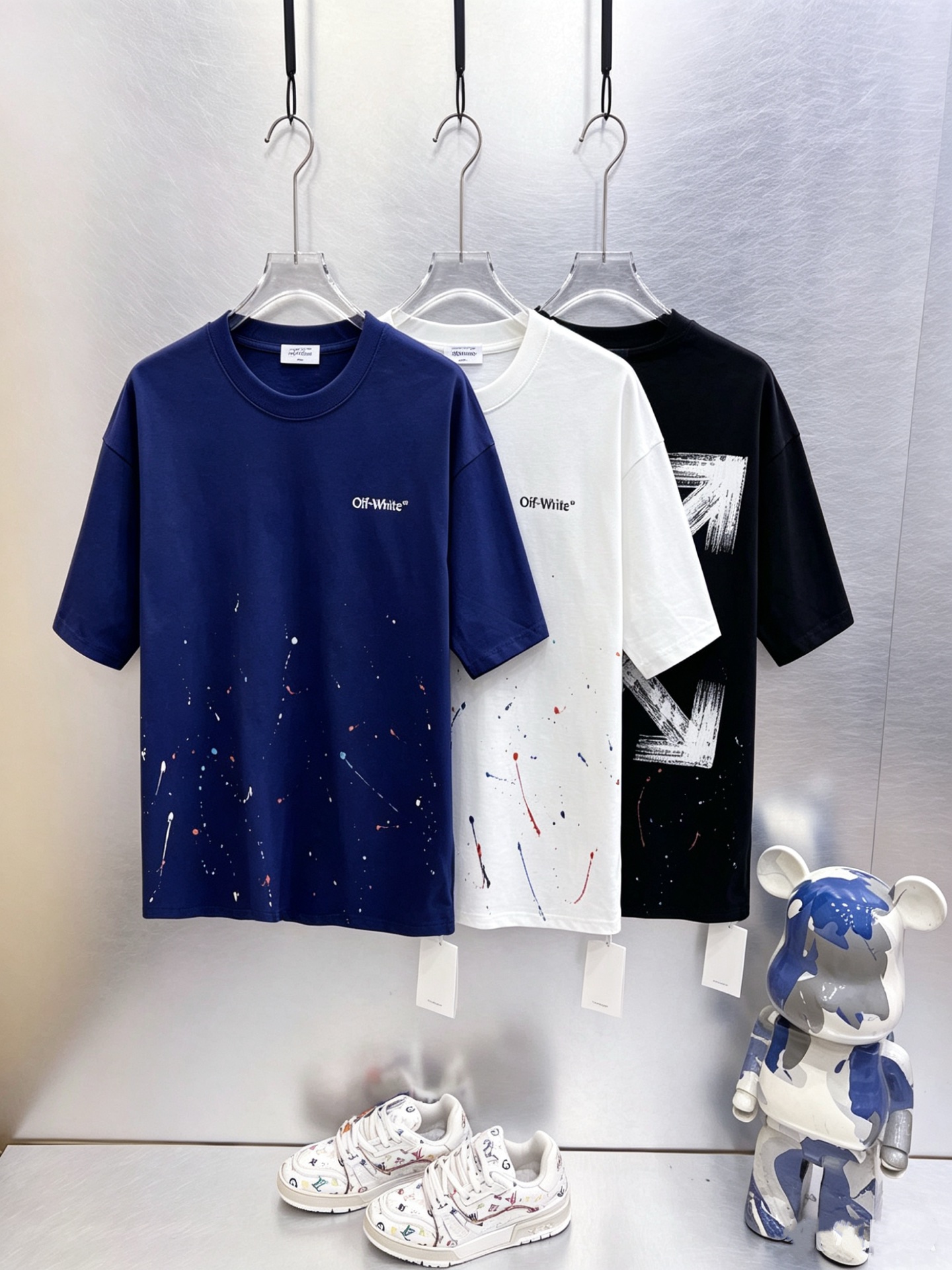 P70 OFF-WHITE 26年春夏新款，面料升级300克重， 颜色：黑色 白色 蓝色 尺码：S M L XL 纯正手工绘制工艺，将多重色彩肆意融合，涂鸦感十足，张力拉满。没有一模一样的两件，每一件都是专属孤品，