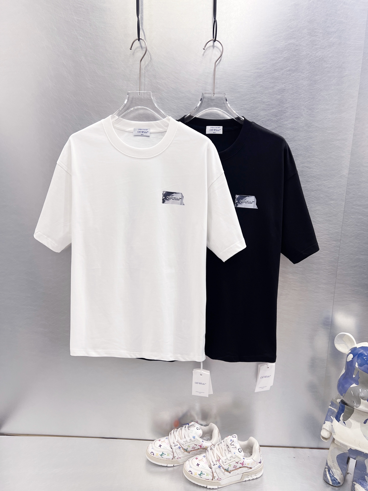 P65 OFF-WHITE OW camiseta de manga corta! El estampado de rayas diagonales con textura de cinta plateada tien…