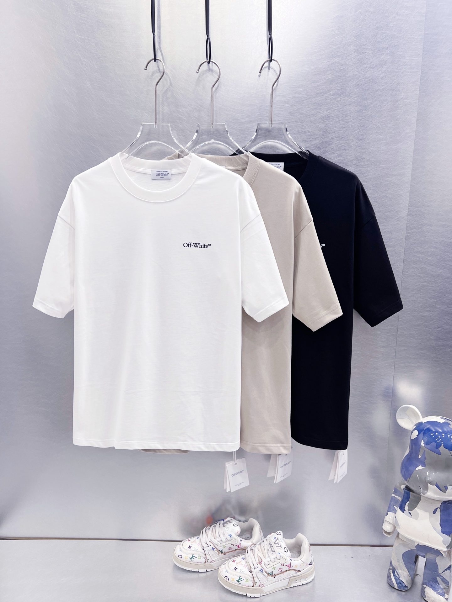 P65 OFF-WHITE camiseta de manga corta realmente difícil de no amar! Múltiples sellos de seguridad verdes cubren la flec…