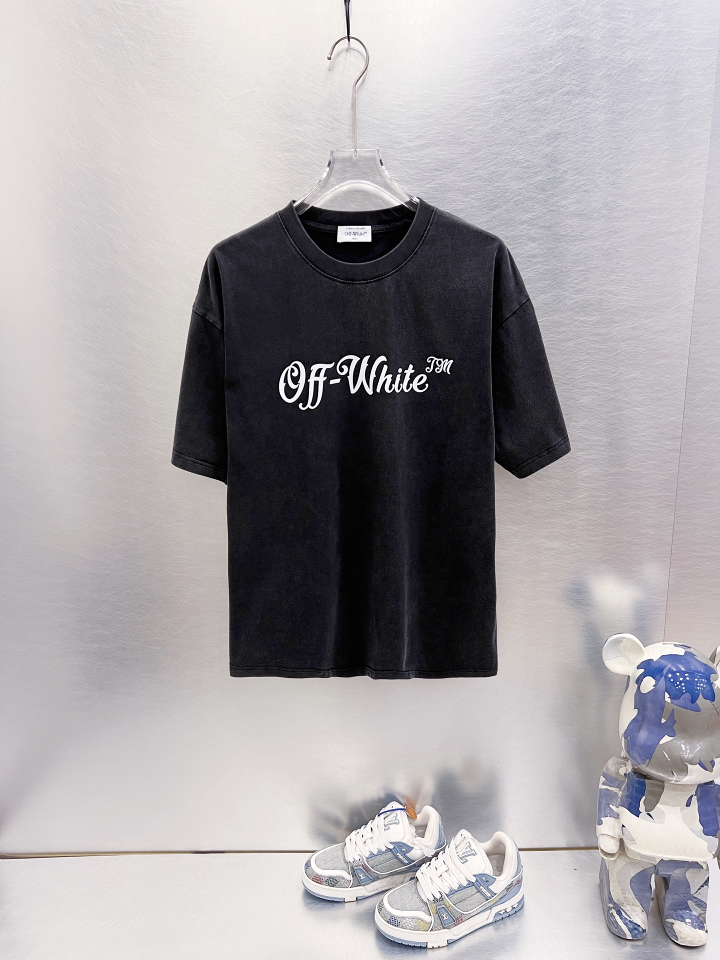P75, OFF-WHITE OW camiseta de manga corta con caligrafía lavada y desgastada vintage. Proceso de lavado a la piedra int…