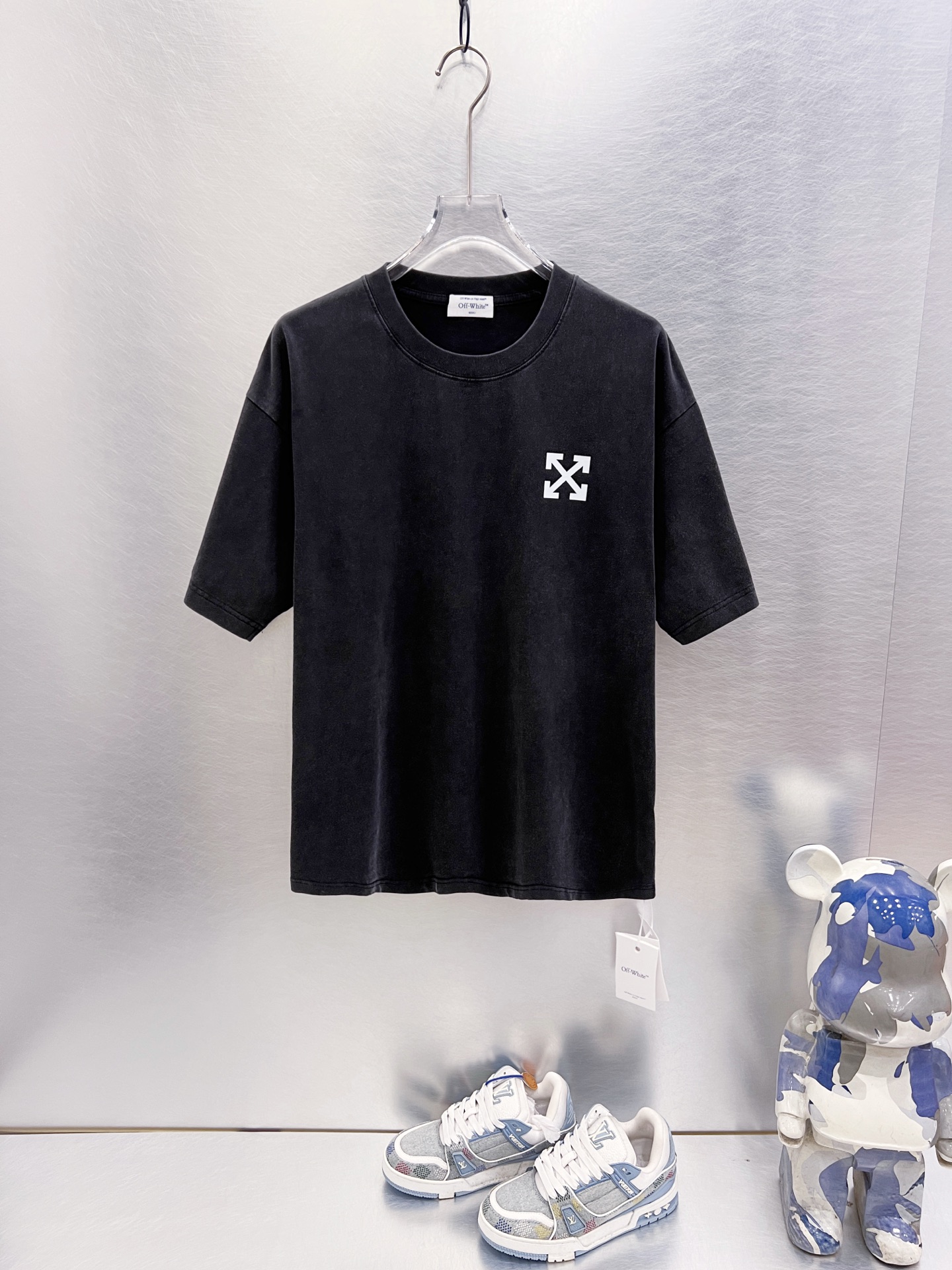 P75, OFF-WHITE OW camiseta de manga corta con doble estampado lavado y desgastado vintage. Proceso de lavado a la piedr…