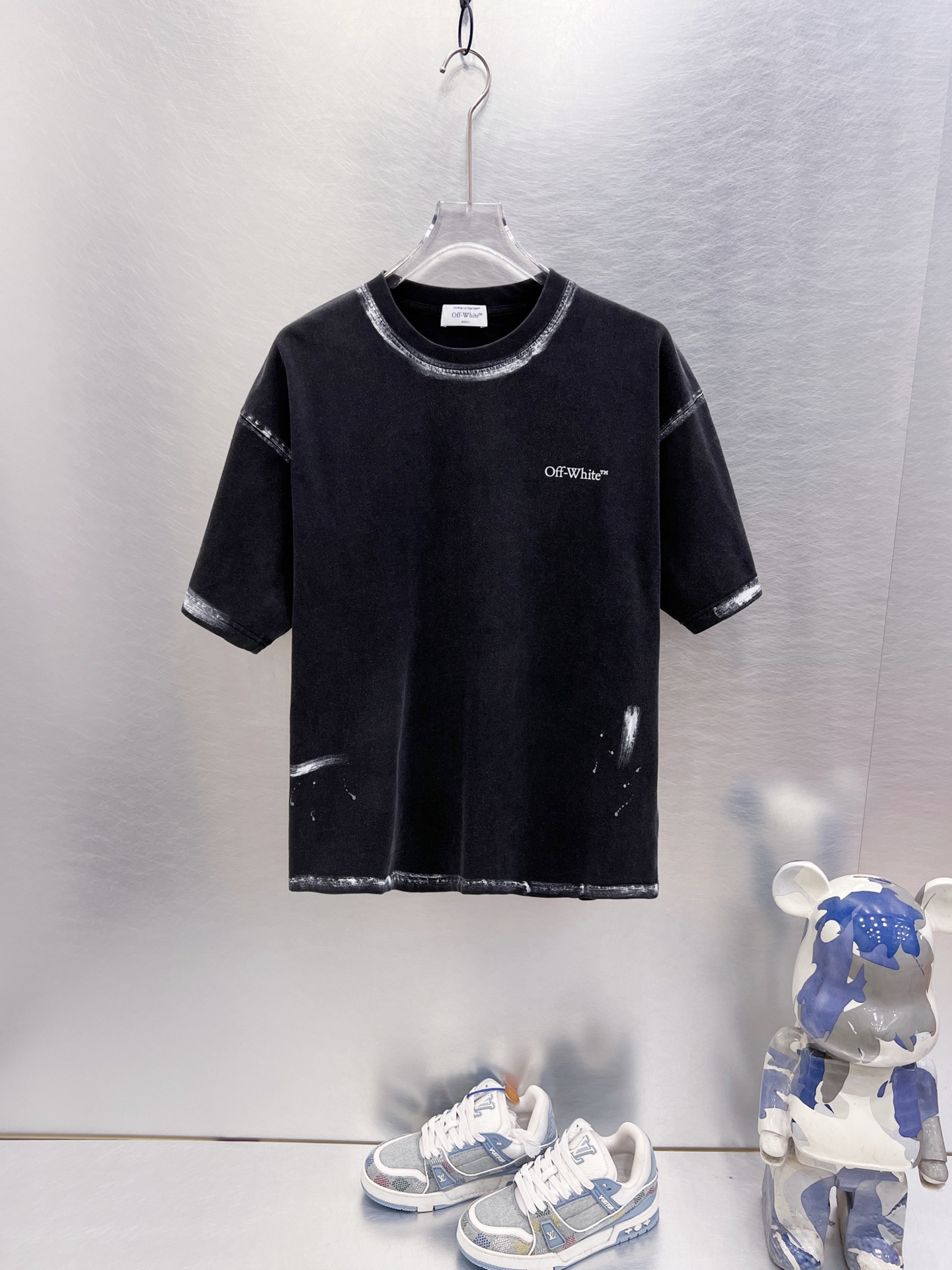 P83, OFF-WHITE OW lavado a la piedra y desgastado en negro + bordes desgastados con pintura blanca, estilo vi…