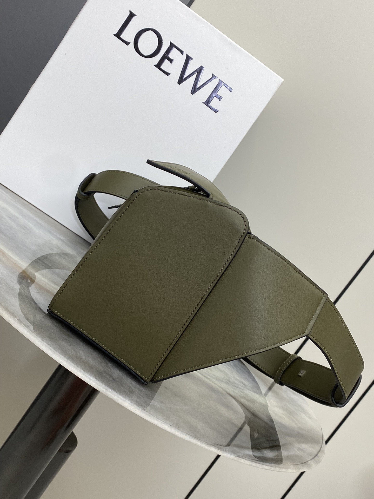 Loewe 小号 牛皮革 Puzzle 腰包 长方体形状和精确的切割技术创造了Puzzle 独特的几何线条