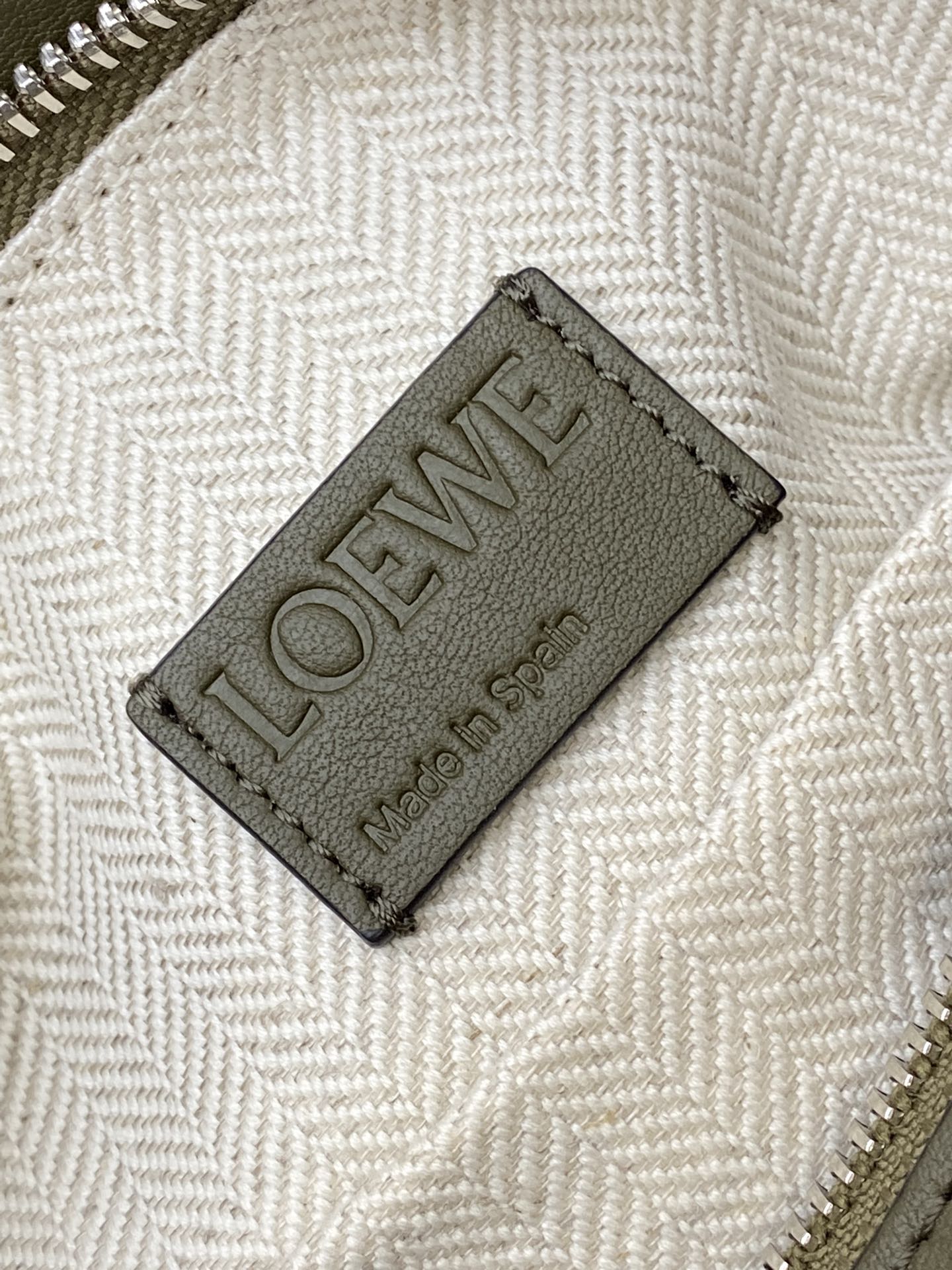Loewe 小号 牛皮革 Puzzle 腰包 长方体形状和精确的切割技术创造了Puzzle 独特的几何线条