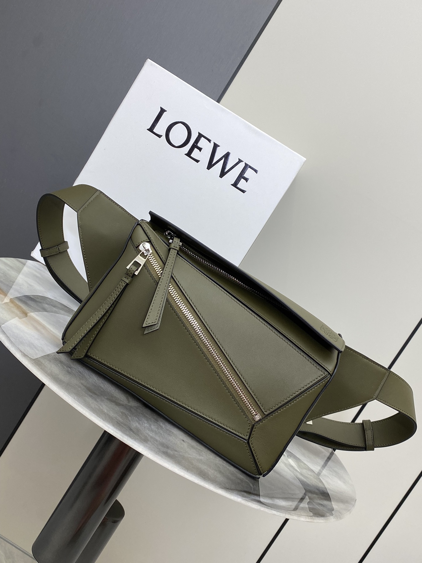 Loewe 小号 牛皮革 Puzzle 腰包 长方体形状和精确的切割技术创造了Puzzle 独特的几何线条