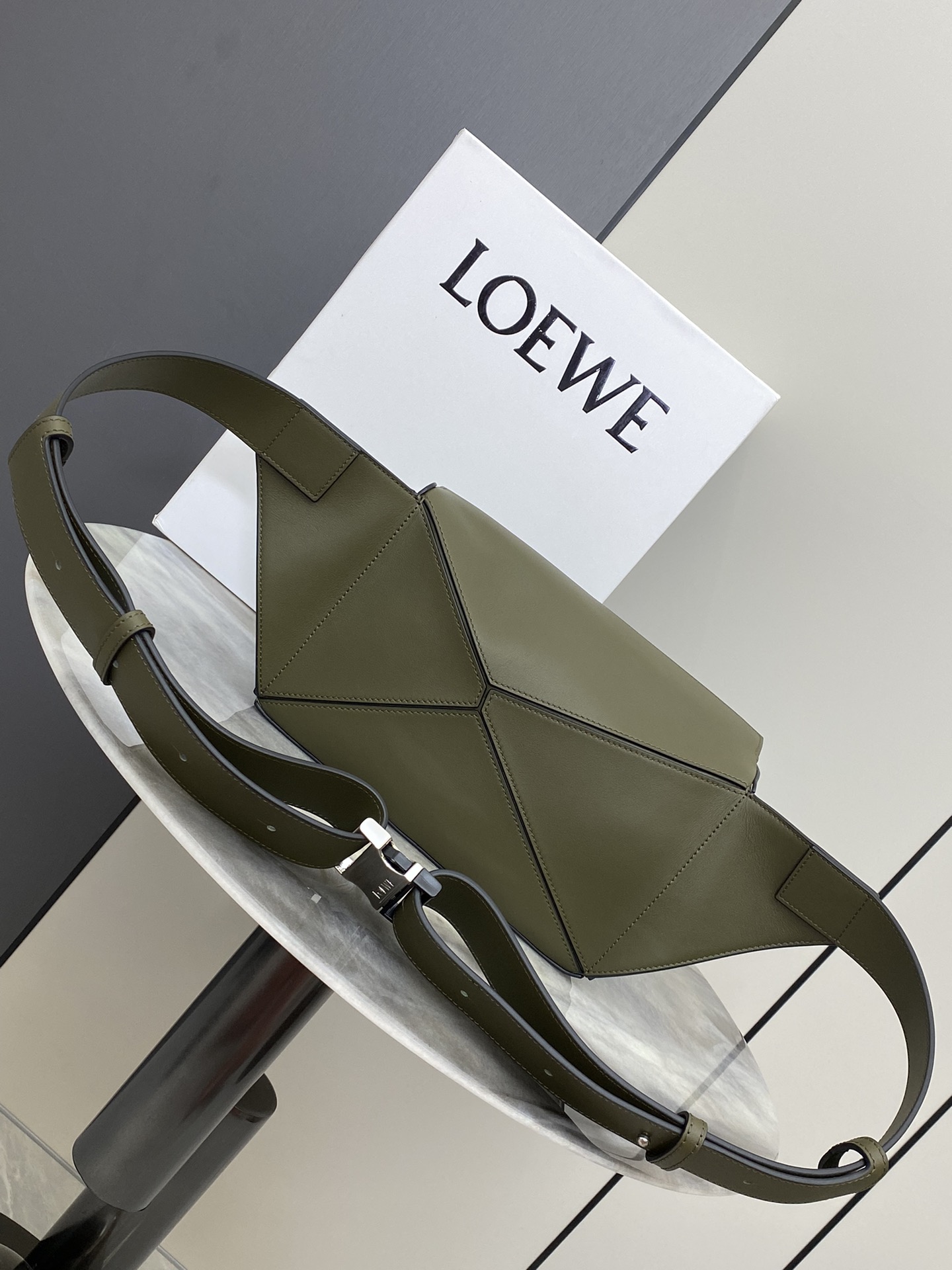 Loewe 小号 牛皮革 Puzzle 腰包 长方体形状和精确的切割技术创造了Puzzle 独特的几何线条