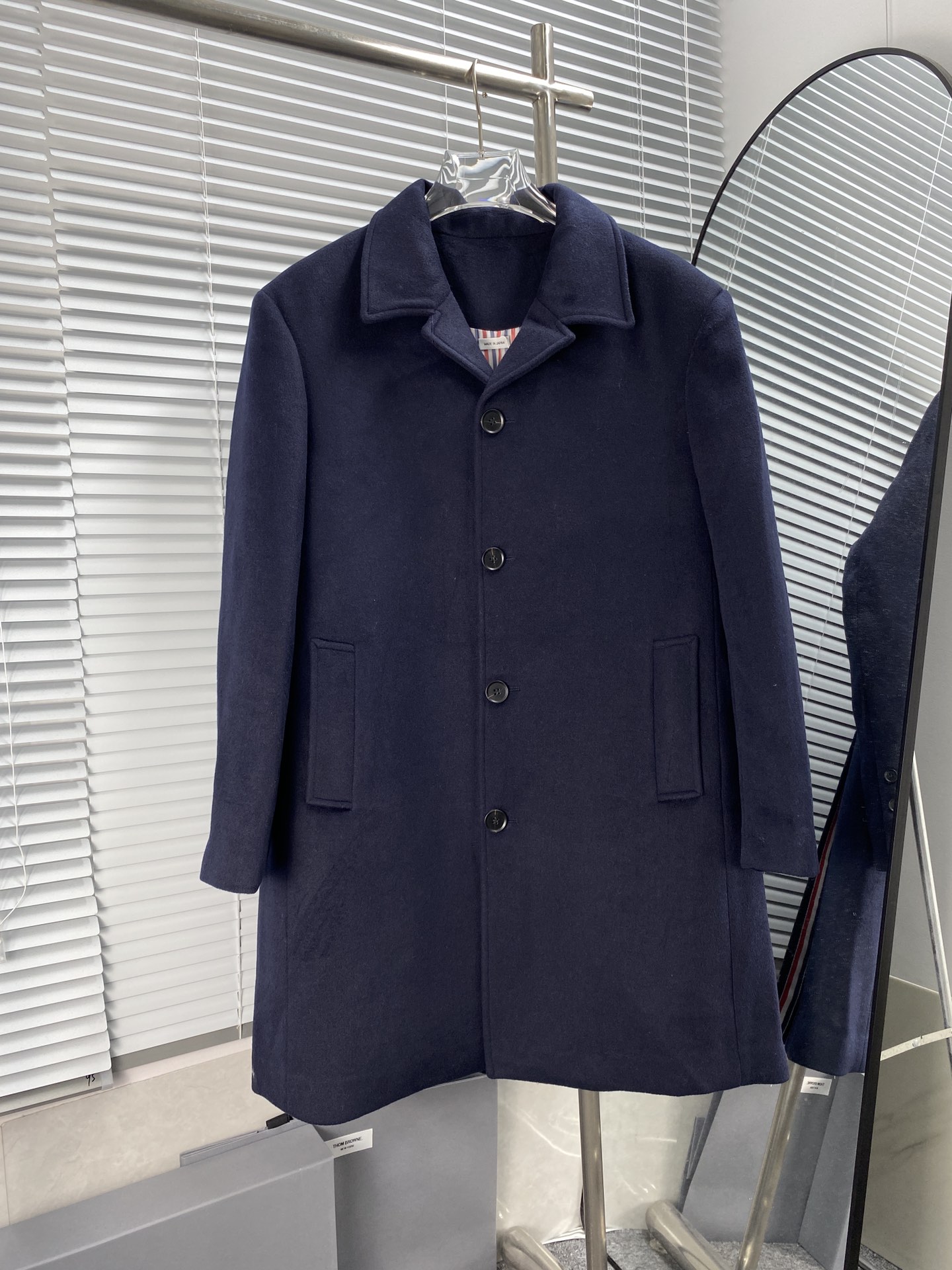 THOM BROWNE Abrigo de lana con cinta rayada en la espalda. Diseño clásico de cinta rojo, blanco y azul, decoración de c…