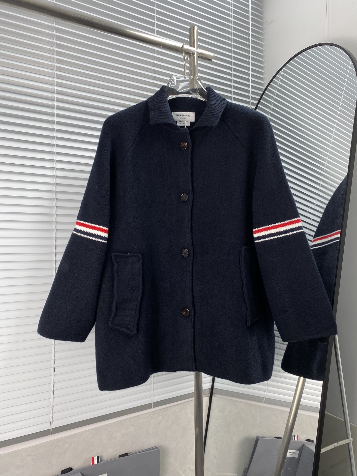 THOM BROWNE Abrigo de punto de doble cara con mangas dobles, clásicas mangas tricolor, botones de cuerno como adorno, s…