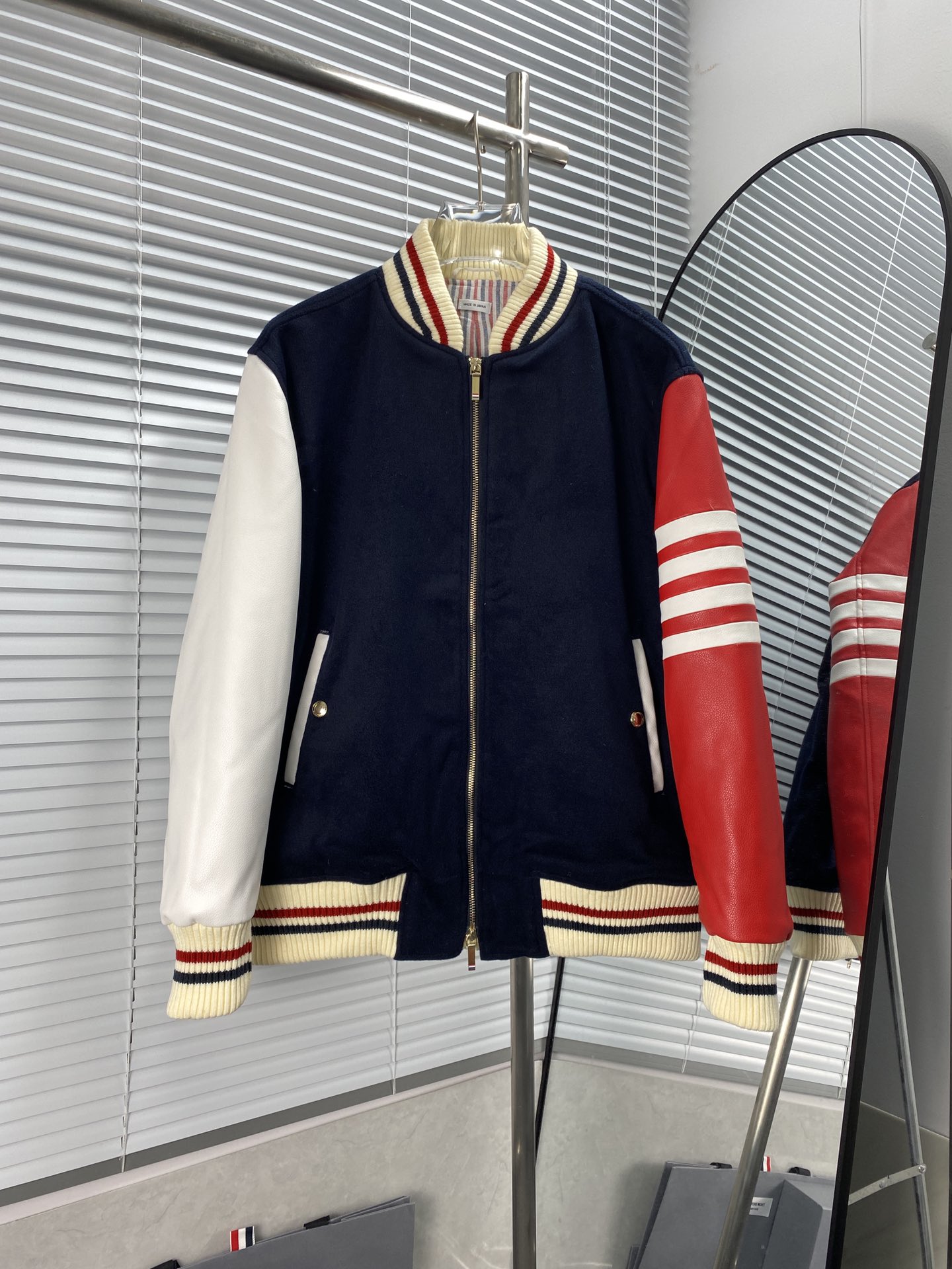 THOM BROWNE Chaqueta de béisbol con bordado de langosta. Chaqueta tipo blazer. Desarrollado a partir de la compra del o…