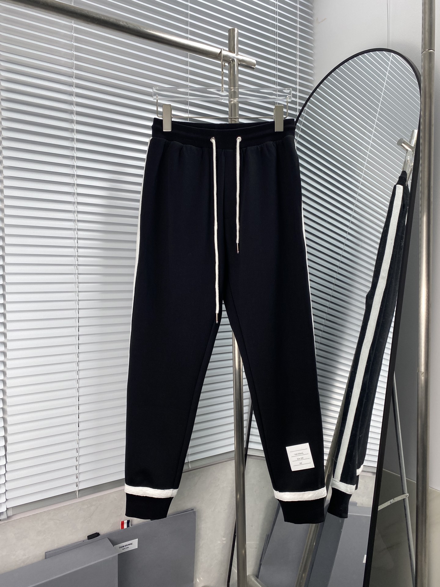 THOM BROWNE Pantalones casuales con doble borde blanco y tobillo ajustado, colección AW 2023 Otoño/Invierno, versión ex…