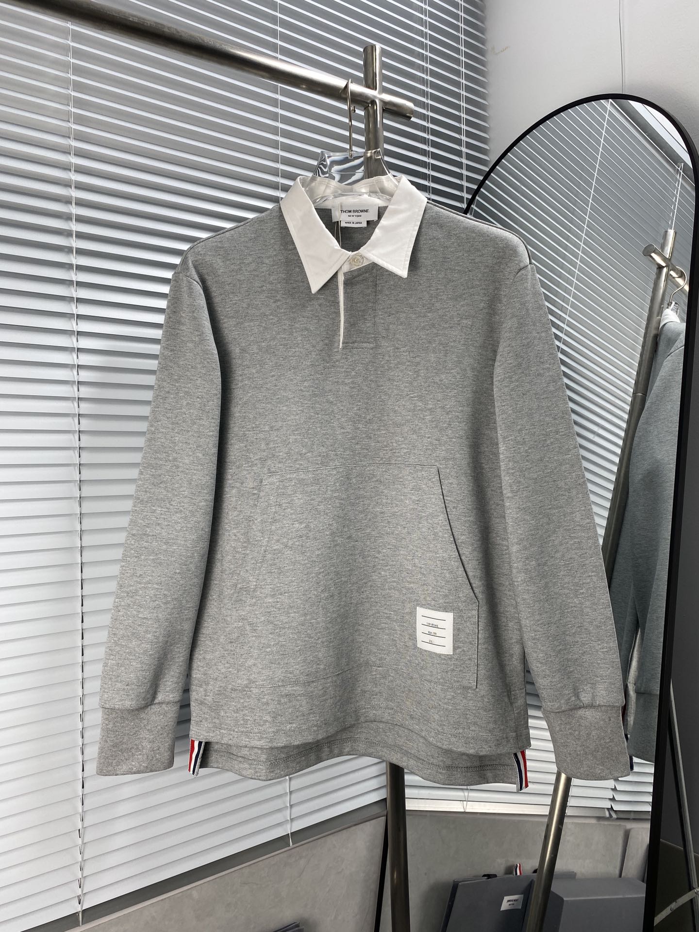 THOM BROWNE Sudadera polo simple de color liso, estilo minimalista, diseño simple, logotipo clásico, proceso de chamusc…