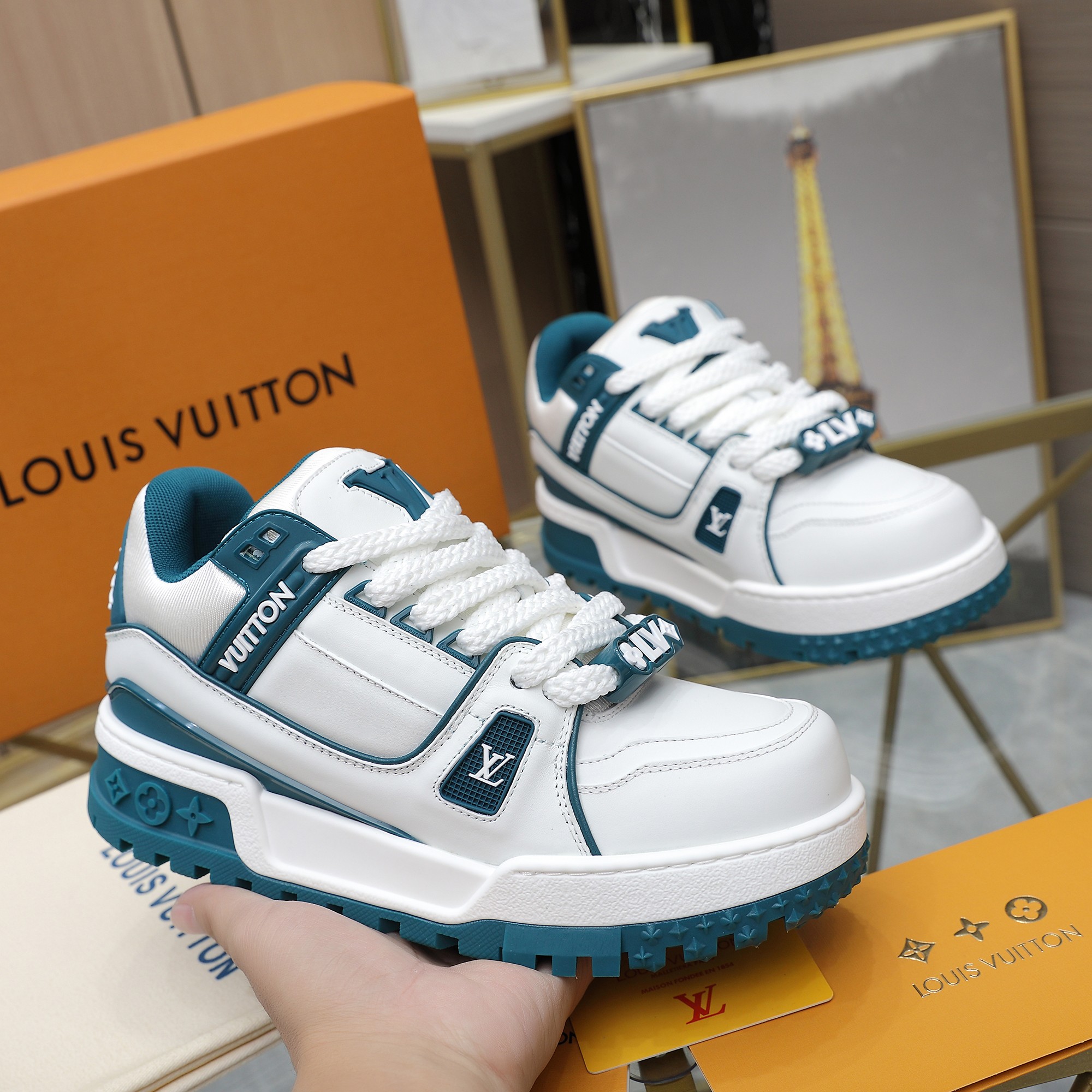 💰520 
LOUIS VUITTON——by Virgin Abloh最好看的运动鞋，驴牌力推新品，官网限定款复古篮球运动鞋！高帮低帮均花血本购入原版1:1精准复刻、细节很无敌、诚意满满、进口定制原版牛皮，原版一致套包做法，细节百分百还原、私模定制原版一体成型TPU大底、区别于别家、没有原版是开不出这效果的！lv 历年来最好看的情侣鞋，千万不要错过！
尺码：35-45