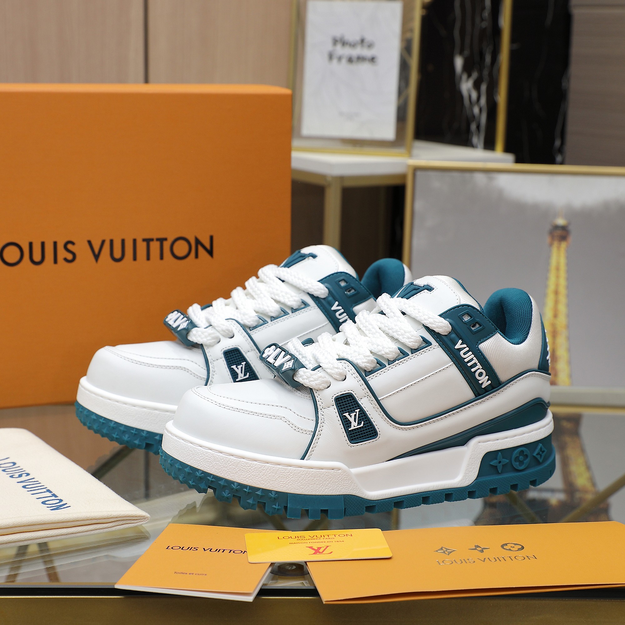 💰520 
LOUIS VUITTON——by Virgin Abloh最好看的运动鞋，驴牌力推新品，官网限定款复古篮球运动鞋！高帮低帮均花血本购入原版1:1精准复刻、细节很无敌、诚意满满、进口定制原版牛皮，原版一致套包做法，细节百分百还原、私模定制原版一体成型TPU大底、区别于别家、没有原版是开不出这效果的！lv 历年来最好看的情侣鞋，千万不要错过！
尺码：35-45