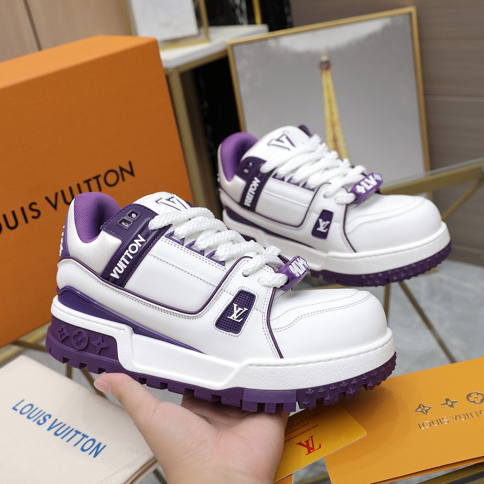 💰520 
LOUIS VUITTON——by Virgin Abloh最好看的运动鞋，驴牌力推新品，官网限定款复古篮球运动鞋！高帮低帮均花血本购入原版1:1精准复刻、细节很无敌、诚意满满、进口定制原版牛皮，原版一致套包做法，细节百分百还原、私模定制原版一体成型TPU大底、区别于别家、没有原版是开不出这效果的！lv 历年来最好看的情侣鞋，千万不要错过！
尺码：35-45