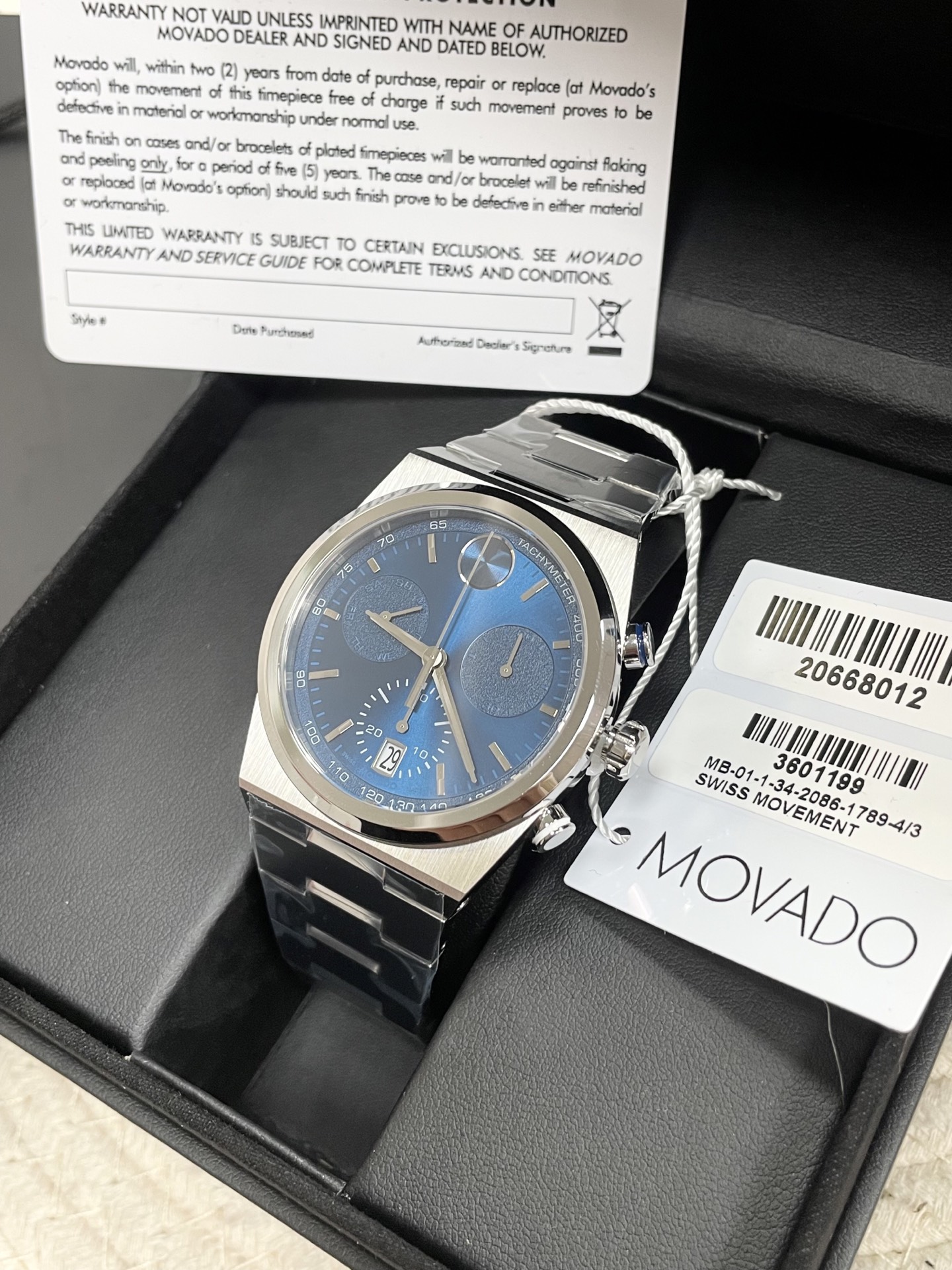 NO:765396,Batch Movado BOLD series six-hand chronograph model, silver steel lake blue case and strap are made of 316L fine steel, some styles are supplemented by PVD gold plating/black steel plating, the surface adopts brushed + polishing process, both texture and wear resistance. The brand's iconic 12 o'clock dots, with sunray pattern dial, 42mm size can be worn by both men and women, using Swiss quartz movement, accurate and stable travel time, support 50 meters waterproof!  Four colors: champagne gold, black gold, lake blue, and dark green! 1 Black steel champagne gold, the perfect balance of coolness and gentleness!  The black steel watch body makes the champagne gold dial look more noble, and the timing module adds layers to the simple dial. Wearing a suit for commuting is not boring, and casual wear for a date is more eye-catching. 2 All gold and black gold, full of wealth!  The all-gold watch body + black gold gradient dial is retro and avant-garde. The timing function makes the business look more sporty, suitable for players who want to show their taste in details. 3 Silver Steel Lake Blue Refreshing and youthful ceiling!  The silver steel strap + the lake blue radial pattern dial has a delicate luster in the sun. The timing function is suitable for light sports scenes, which is a direct bonus for spring and summer wear. 4 Silver steel dark green is a must-have for retro lovers!  The dark green dial has a low-key and high-end feel. The timing module adds practical attributes to the simple design. It is not flashy for daily wear. It is a low-key choice that hides small thoughts.,,,business suit,gold plating19860909批 摩凡陀BOLD系列六针计时款,银钢湖蓝表壳与表带采用316L精钢材质,部分款式辅以PVD镀金/黑钢镀层,表面采用拉丝+抛光工艺,兼具质感与耐磨特性.品牌标志性的12点位圆点,搭配太阳纹放射表盘,42mm的大小男女均可佩戴,采用瑞士石英机芯,走时精准稳定,支持50米防水！ 四个配色香槟金、黑金、湖蓝、墨绿! 1 黑钢香槟金 酷飒与温柔的完美平衡！黑钢表身衬得香槟金表盘更显贵气,计时模块让简约表盘多了层次,通勤搭西装不沉闷,约会穿休闲装更吸睛. 2 全金黑金 富贵感拉满！全金表身+黑金渐变表盘,复古又前卫,计时功能让商务造型多了运动感,适合想在细节处彰显品味的玩家. 3 银钢湖蓝 清爽少年感天花板！银钢表带+湖蓝放射纹表盘,在阳光下泛着细腻光泽,计时功能适配轻运动场景,春夏穿搭直接加分. 4 银钢墨绿 复古控必冲！墨绿表盘自带低调高级感,计时模块让简约设计多了实用属性,日常戴不浮夸,是低调中藏着小心思的选择.,,business suit,gold plating,Watch