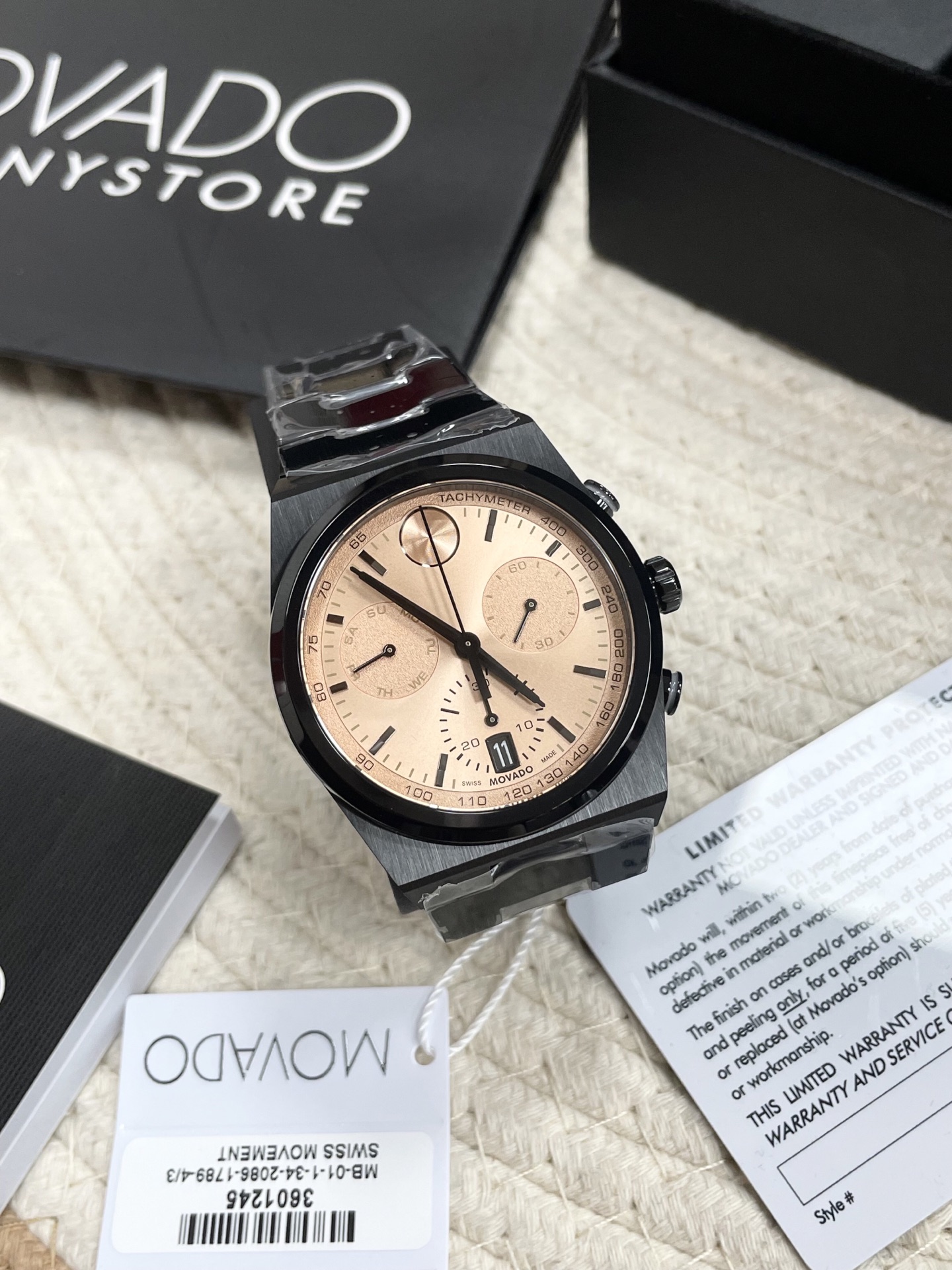 NO:765448,Batch Movado BOLD series six-hand chronograph model. The black steel champagne gold case and strap are made of 316L fine steel. Some styles are supplemented by PVD gold plating/black steel plating. The surface adopts brushing + polishing process, which has both texture and wear resistance. The brand's iconic 12 o'clock dots are matched with a sunray pattern dial. The 42mm size can be worn by both men and women. It uses Swiss quartz movement, accurate and stable travel time, and supports 50 meters of waterproof!  Four colors: champagne gold, black gold, lake blue, and dark green! 1 Black steel champagne gold, the perfect balance of coolness and gentleness!  The black steel watch body makes the champagne gold dial look more noble, and the timing module adds layers to the simple dial. Wearing a suit for commuting is not boring, and casual wear for a date is more eye-catching. 2 All gold and black gold, full of wealth!  The all-gold watch body + black gold gradient dial is retro and avant-garde. The timing function makes the business look more sporty, suitable for players who want to show their taste in details. 3 Silver Steel Lake Blue Refreshing and youthful ceiling!  The silver steel strap + the lake blue radial pattern dial has a delicate luster in the sun. The timing function is suitable for light sports scenes, which is a direct bonus for spring and summer wear. 4 Silver steel dark green is a must-have for retro lovers!  The dark green dial has a low-key and high-end feel. The timing module adds practical attributes to the simple design. It is not flashy for daily wear. It is a low-key choice that hides small thoughts.,,,business suit,gold plating19860909批 摩凡陀BOLD系列六针计时款,黑钢香槟金表壳与表带采用316L精钢材质,部分款式辅以PVD镀金/黑钢镀层,表面采用拉丝+抛光工艺,兼具质感与耐磨特性.品牌标志性的12点位圆点,搭配太阳纹放射表盘,42mm的大小男女均可佩戴,采用瑞士石英机芯,走时精准稳定,支持50米防水！ 四个配色香槟金、黑金、湖蓝、墨绿! 1 黑钢香槟金 酷飒与温柔的完美平衡！黑钢表身衬得香槟金表盘更显贵气,计时模块让简约表盘多了层次,通勤搭西装不沉闷,约会穿休闲装更吸睛. 2 全金黑金 富贵感拉满！全金表身+黑金渐变表盘,复古又前卫,计时功能让商务造型多了运动感,适合想在细节处彰显品味的玩家. 3 银钢湖蓝 清爽少年感天花板！银钢表带+湖蓝放射纹表盘,在阳光下泛着细腻光泽,计时功能适配轻运动场景,春夏穿搭直接加分. 4 银钢墨绿 复古控必冲！墨绿表盘自带低调高级感,计时模块让简约设计多了实用属性,日常戴不浮夸,是低调中藏着小心思的选择.,,business suit,gold plating,Watch
