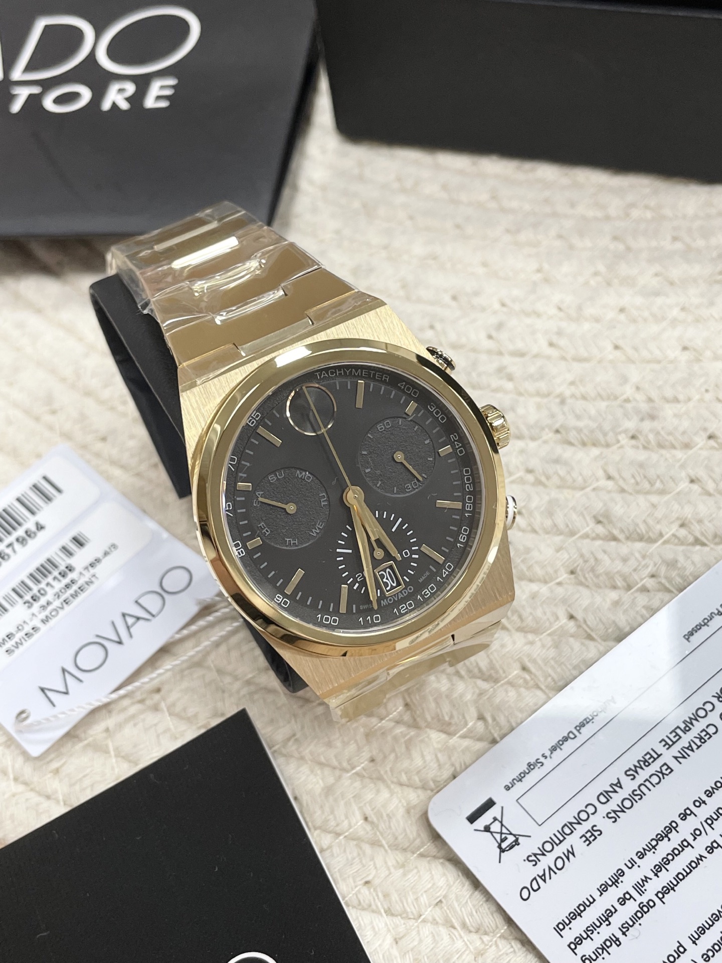 NO:765389,Batch Movado BOLD series six-hand chronograph model. The all-gold black gold case and strap are made of 316L fine steel. Some styles are supplemented by PVD gold plating/black steel plating. The surface adopts brushing + polishing process, which has both texture and wear resistance. The brand’s iconic 12 o’clock dots are paired with a sunray dial. The 42mm size can be worn by both men and women. It uses Swiss quartz movement, which has accurate and stable travel time and supports 50 meters of waterproof!  Four colors: champagne gold, black gold, lake blue, and dark green! 1 Black steel champagne gold, the perfect balance of coolness and gentleness!  The black steel watch body makes the champagne gold dial look more noble, and the timing module adds layers to the simple dial. Wearing a suit for commuting is not boring, and casual wear for a date is more eye-catching. 2 All gold and black gold, full of wealth!  The all-gold watch body + black gold gradient dial is retro and avant-garde. The timing function makes the business look more sporty, suitable for players who want to show their taste in details. 3 Silver Steel Lake Blue Refreshing and youthful ceiling!  The silver steel strap + the lake blue radial pattern dial has a delicate luster in the sun. The timing function is suitable for light sports scenes, which is a direct bonus for spring and summer wear. 4 Silver steel dark green is a must-have for retro lovers!  The dark green dial has a low-key and high-end feel. The timing module adds practical attributes to the simple design. It is not flashy for daily wear. It is a low-key choice that hides small thoughts.,,,business suit,gold plating19860909批 摩凡陀BOLD系列六针计时款,全金黑金表壳与表带采用316L精钢材质,部分款式辅以PVD镀金/黑钢镀层,表面采用拉丝+抛光工艺,兼具质感与耐磨特性.品牌标志性的12点位圆点,搭配太阳纹放射表盘,42mm的大小男女均可佩戴,采用瑞士石英机芯,走时精准稳定,支持50米防水！ 四个配色香槟金、黑金、湖蓝、墨绿! 1 黑钢香槟金 酷飒与温柔的完美平衡！黑钢表身衬得香槟金表盘更显贵气,计时模块让简约表盘多了层次,通勤搭西装不沉闷,约会穿休闲装更吸睛. 2 全金黑金 富贵感拉满！全金表身+黑金渐变表盘,复古又前卫,计时功能让商务造型多了运动感,适合想在细节处彰显品味的玩家. 3 银钢湖蓝 清爽少年感天花板！银钢表带+湖蓝放射纹表盘,在阳光下泛着细腻光泽,计时功能适配轻运动场景,春夏穿搭直接加分. 4 银钢墨绿 复古控必冲！墨绿表盘自带低调高级感,计时模块让简约设计多了实用属性,日常戴不浮夸,是低调中藏着小心思的选择.,,business suit,gold plating,Watch