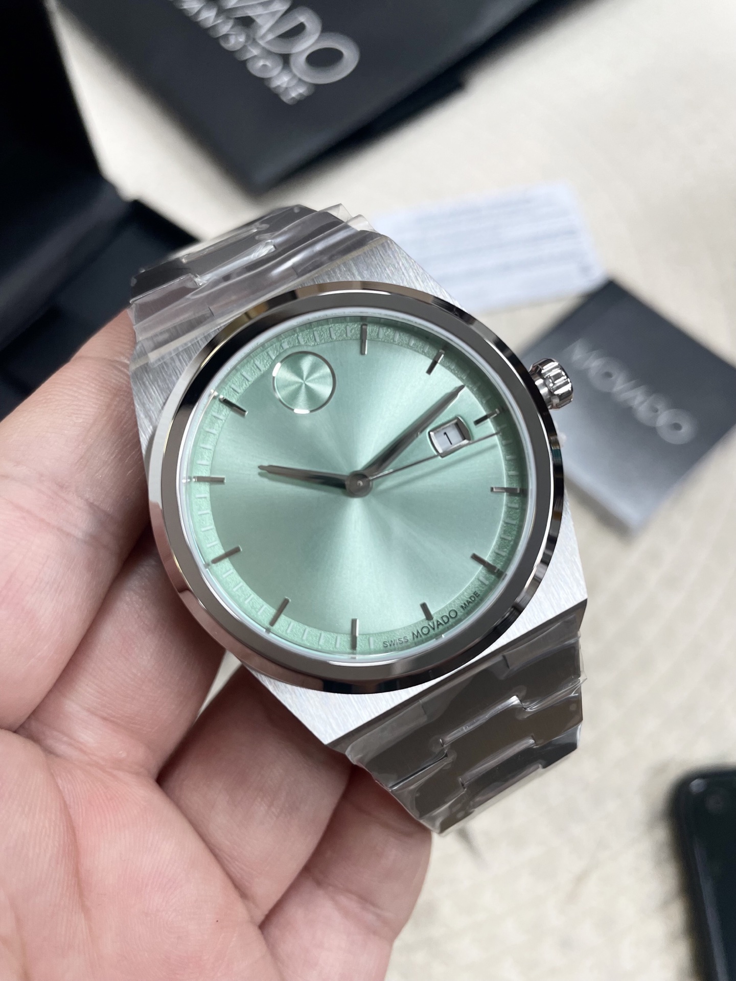 NO:765411,The new color matching of Movado BOLD Quest series is so good!  Seafoam blue brings a cool atmosphere!  The dial comes with a soft light filter, which emits a delicate radial pattern in the sun. It is coupled with minimalist iconic dots, which is low-key and recognizable. The one-piece stainless steel strap is close to the hand and shows texture. The 40mm watch diameter can be used by both men and women, and can be worn for commuting and dating. The case and strap are made of stainless steel, PVD gold-plated and other materials, and some styles have sun pattern or gradient color dials, showing delicate luster changes under the light.  The Swiss quartz movement is 100 meters waterproof. It has both good looks and practicality. It is a cool and comfortable watch that will definitely lock this one!  Ships with complete packaging!  ,,gold plating19860909批 摩凡陀BOLD Quest系列新配色太会了！ 海沫蓝清冷氛围感拉满！表盘自带柔光滤镜,在阳光下泛着细腻的放射纹,配上极简的标志性圆点,低调又有辨识度. 一体式精钢表带贴手又显质感,40mm表径男女都能驾驭,通勤、约会都能搭. 采用精钢、PVD镀金等材质打造表壳与表带,部分款式带有太阳纹或渐变色彩的表盘,在光线下呈现细腻的光泽变化 瑞士石英机芯米防水,颜值和实用双在线,清冷挂选手表直接锁死这只！配全套包装出货！,,gold plating,Watch