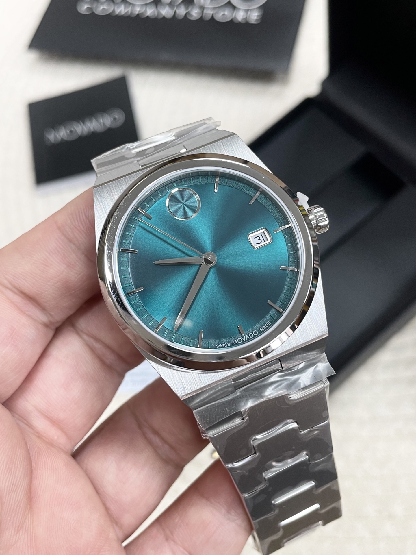 NO:765419,I appreciate the new color matching of Movado BOLD Quest series!  The dark green and cool atmosphere fills you up!  The dial comes with a soft light filter, which emits a delicate radial pattern in the sun. It is coupled with minimalist iconic dots, which is low-key and recognizable. The one-piece stainless steel strap is close to the hand and shows texture. The 40mm watch diameter can be used by both men and women, and can be worn for commuting and dating. The case and strap are made of stainless steel, PVD gold-plated and other materials, and some styles have sun pattern or gradient color dials, showing delicate luster changes under the light.  The Swiss quartz movement is 100 meters waterproof. It has both good looks and practicality. It is a cool and comfortable watch that will definitely lock this one!  Ships with complete packaging!  ,,gold plating19860909批摩凡陀BOLD Quest系列新配色太会了！ 墨绿清冷氛围感拉满！表盘自带柔光滤镜,在阳光下泛着细腻的放射纹,配上极简的标志性圆点,低调又有辨识度. 一体式精钢表带贴手又显质感,40mm表径男女都能驾驭,通勤、约会都能搭. 采用精钢、PVD镀金等材质打造表壳与表带,部分款式带有太阳纹或渐变色彩的表盘,在光线下呈现细腻的光泽变化 瑞士石英机芯米防水,颜值和实用双在线,清冷挂选手表直接锁死这只！配全套包装出货！,,gold plating,Watch