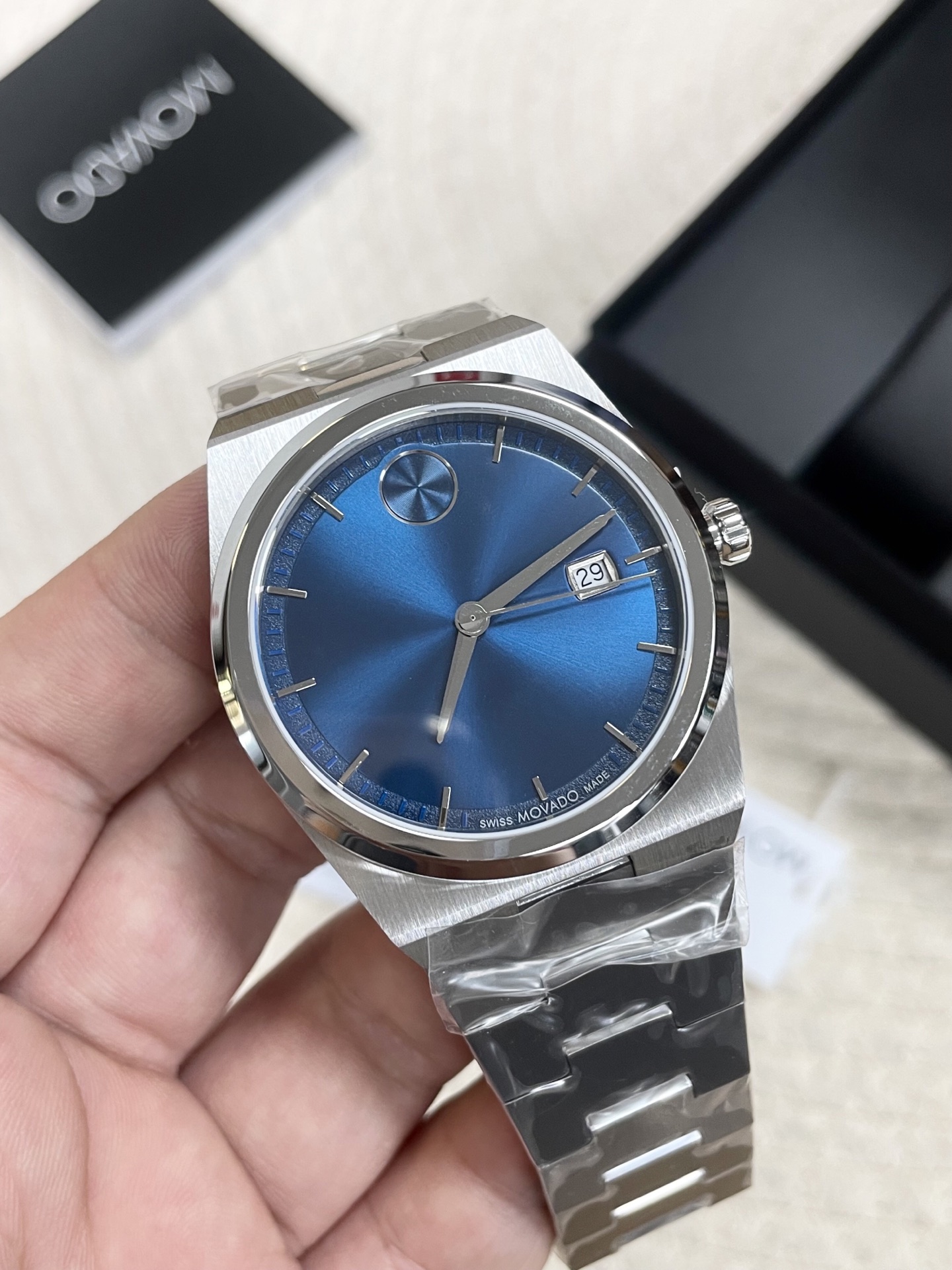 NO:765427,The new color matching of Movado BOLD Quest series is so good!  The silver-blue cool atmosphere fills you up!  The dial comes with a soft light filter, which emits a delicate radial pattern in the sun. It is coupled with minimalist iconic dots, which is low-key and recognizable. The one-piece stainless steel strap is close to the hand and shows texture. The 40mm watch diameter can be used by both men and women, and can be worn for commuting and dating. The case and strap are made of stainless steel, PVD gold-plated and other materials, and some styles have sun pattern or gradient color dials, showing delicate luster changes under the light.  The Swiss quartz movement is 100 meters waterproof. It has both good looks and practicality. It is a cool and comfortable watch that will definitely lock this one!  Ships with complete packaging!  ,,gold plating19860909批 摩凡陀BOLD Quest系列新配色太会了！ 银蓝清冷氛围感拉满！表盘自带柔光滤镜,在阳光下泛着细腻的放射纹,配上极简的标志性圆点,低调又有辨识度. 一体式精钢表带贴手又显质感,40mm表径男女都能驾驭,通勤、约会都能搭. 采用精钢、PVD镀金等材质打造表壳与表带,部分款式带有太阳纹或渐变色彩的表盘,在光线下呈现细腻的光泽变化 瑞士石英机芯米防水,颜值和实用双在线,清冷挂选手表直接锁死这只！配全套包装出货！,,gold plating,Watch