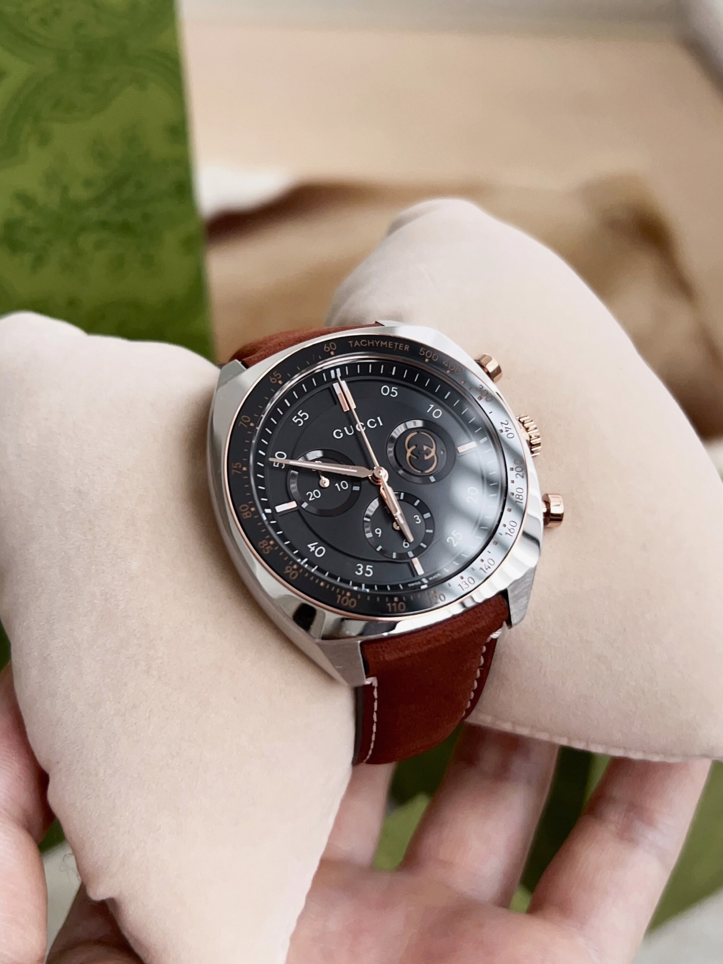 NO:924199,Gucci GUCCI batch  Gucci Interlocking series chronograph watch, retro racing series polished stainless steel pillow-shaped case, with sharp edges and corners, sharp polishing, and a tough outline of a sports watch. The dial is equipped with a multi-functional chronograph dial, a tachymeter scale surrounds the bezel, and the classic double G logo at 6 o'clock, low-key highlighting the brand style. The iconic rubber strap is identifiable.  41mm diameter, Swiss quartz chronograph movement, all-black chronograph dial, equipped with three-eye chronograph function, supports timing, speed measurement, date display, white double G logo printed at 6 o'clock, tan matte cowhide strap, with white topstitching, full of retro atmosphere, warm and comfortable to use.,,gucci,gucci,cowhide19860909古驰 GUCCI 批 古驰（Gucci）Interlocking系列计时腕表,复古赛车系列抛光精钢枕形表壳,棱角利落,打磨利落,自带运动腕表的硬朗轮廓.表盘搭载多功能计时表盘,测速刻度环绕表圈,6点位经典双G标识,低调彰显品牌格调.标志性橡胶带,辨识度拉满；表径41毫米,瑞士石英计时机芯,全黑计时表盘,搭载三眼计时功能,支持计时、测速、日期显示,6点位印有白色双G标识,棕褐色磨砂牛皮表带,搭配白色明线,复古氛围感十足,上手温润贴合.,,gucci,gucci,cowhide,Watch