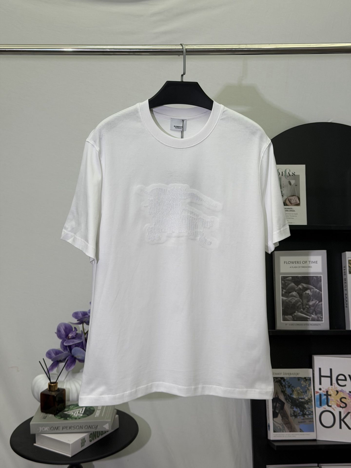 P130 Burberry ¿Quién sabe? Los detalles de esta camiseta blanca de Burberry me llegan directamente al corazón💘 No es u…