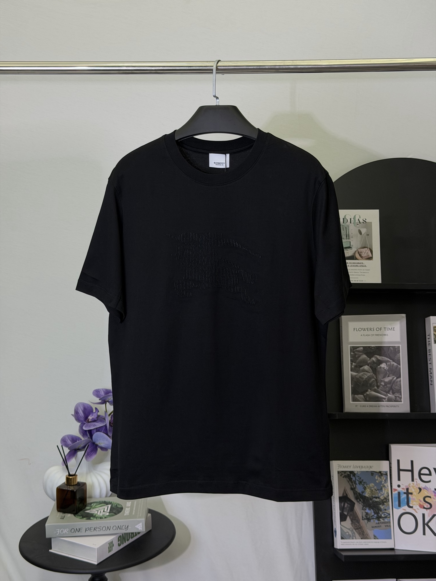 P130💋 La camiseta negra bordada con el logotipo del caballero ecuestre de Burberry pone la elegancia discreta británic…