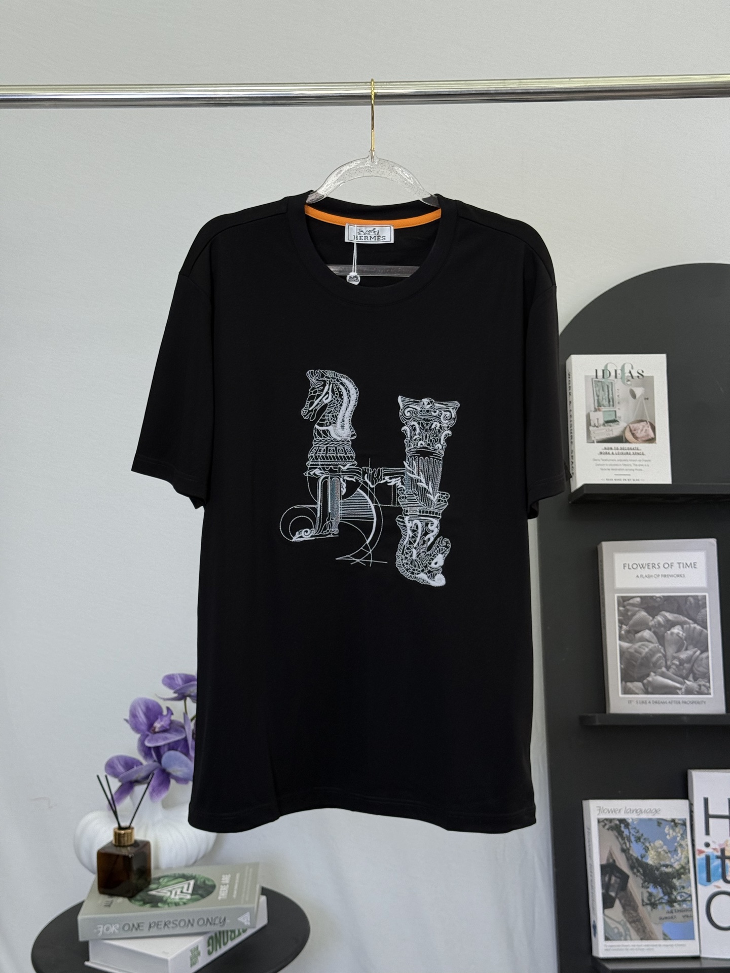 P140💋 Camiseta negra Hermès con bordado de arte H. Esconde la elegancia francesa y la estética ecuestre en una camiset…