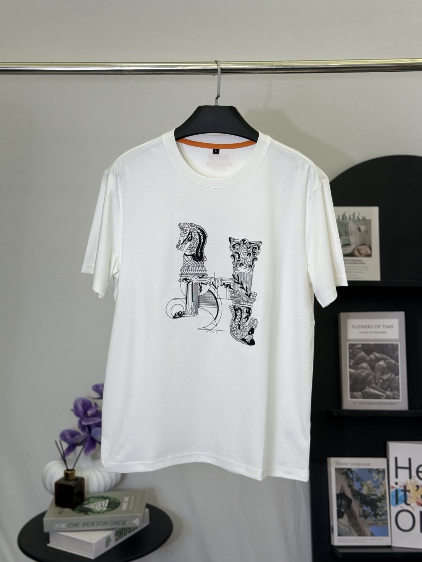 P140💋 Camiseta negra Hermès con bordado de arte H. Esconde la elegancia francesa y la estética ecuestre en una camiset…