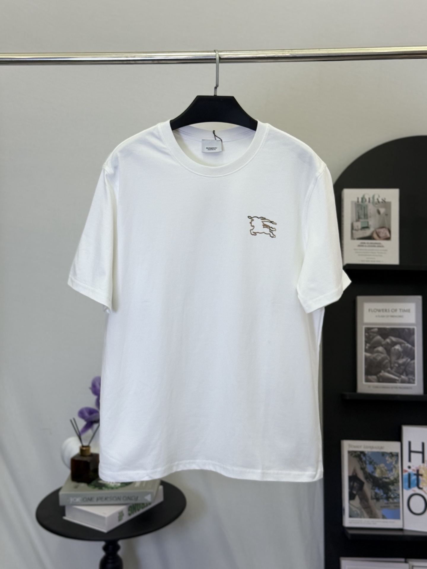 P130💋 Camiseta blanca de Burberry Modelo bordado Little War Horse Luce la refrescante elegancia del siglo británico en…