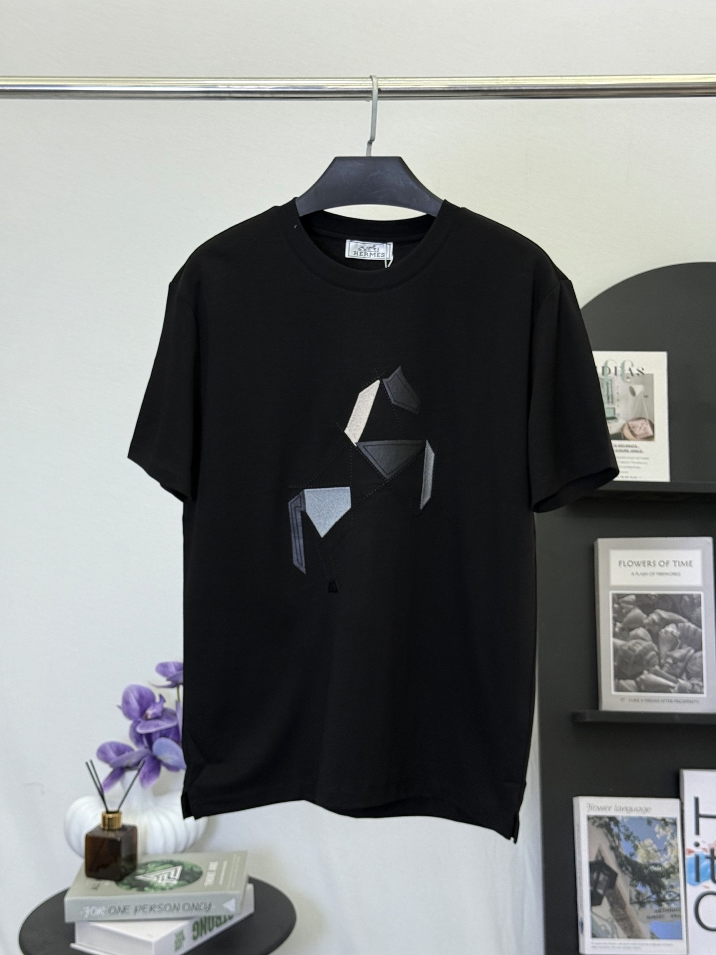 P130💋 Camiseta negra Hermès con bordado geométrico de cabeza de caballo. Esconde la estética ecuestre francesa y el ar…