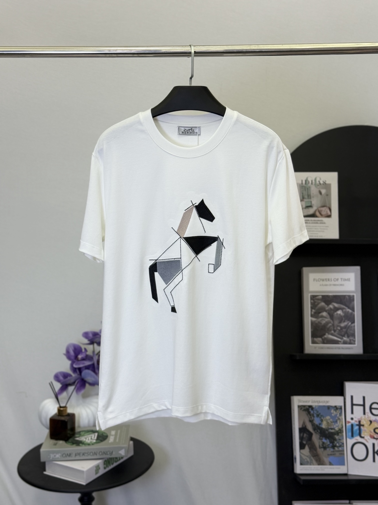 P130💋 Camiseta blanca Hermès con bordado geométrico de caballo. Lleva la estética ecuestre francesa y el arte vanguard…