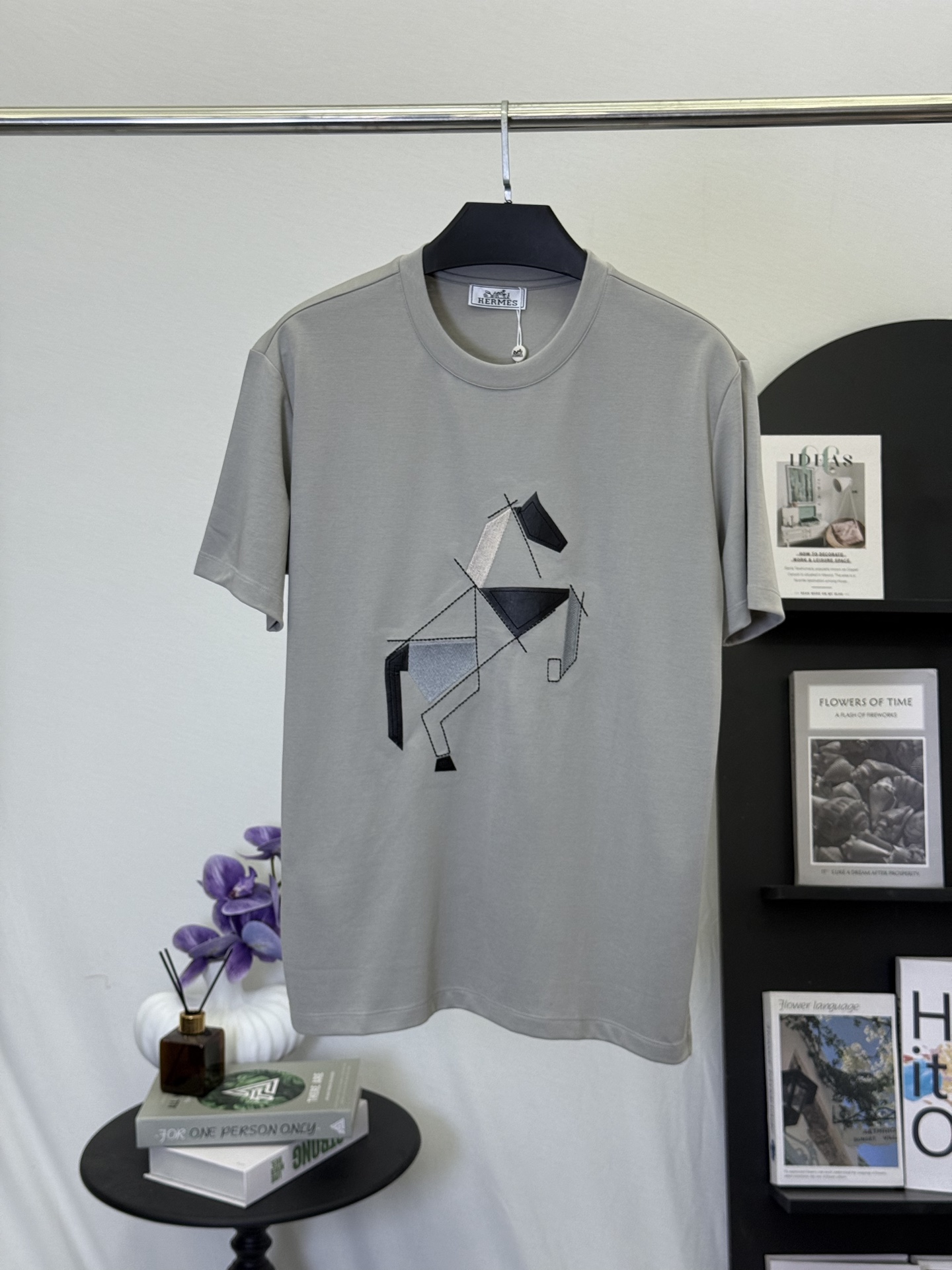 P130💋 Camiseta Hermès gris claro con bordado geométrico de caballo. Esconde la estética ecuestre francesa y el arte va…